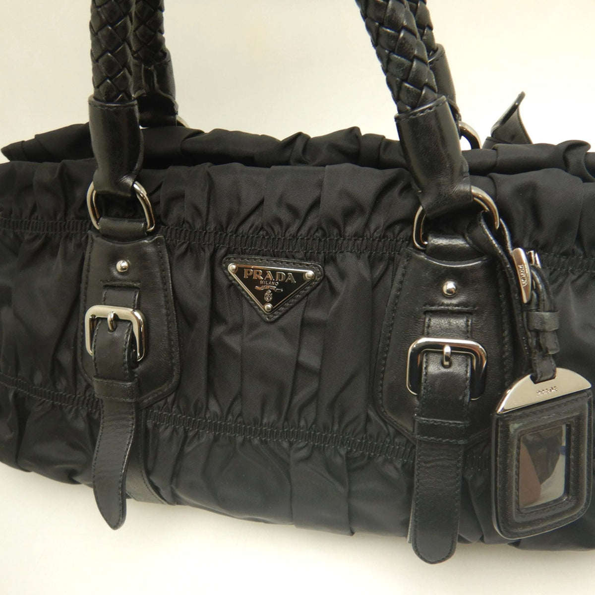 Prada Nero Nylon Handbag (Pre-Owned)