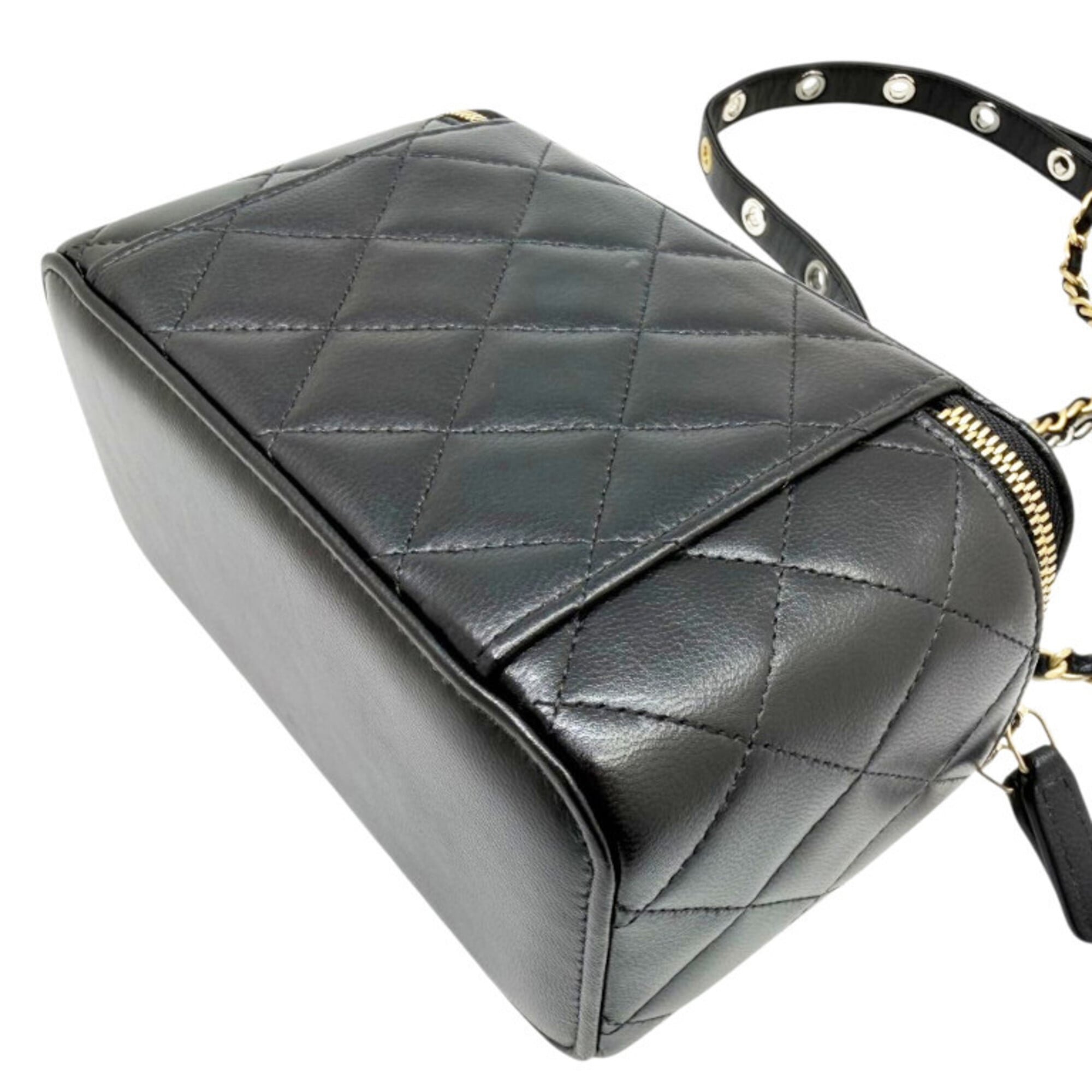 Chanel Black Leather Shoulder Bag (Pre-Owned)