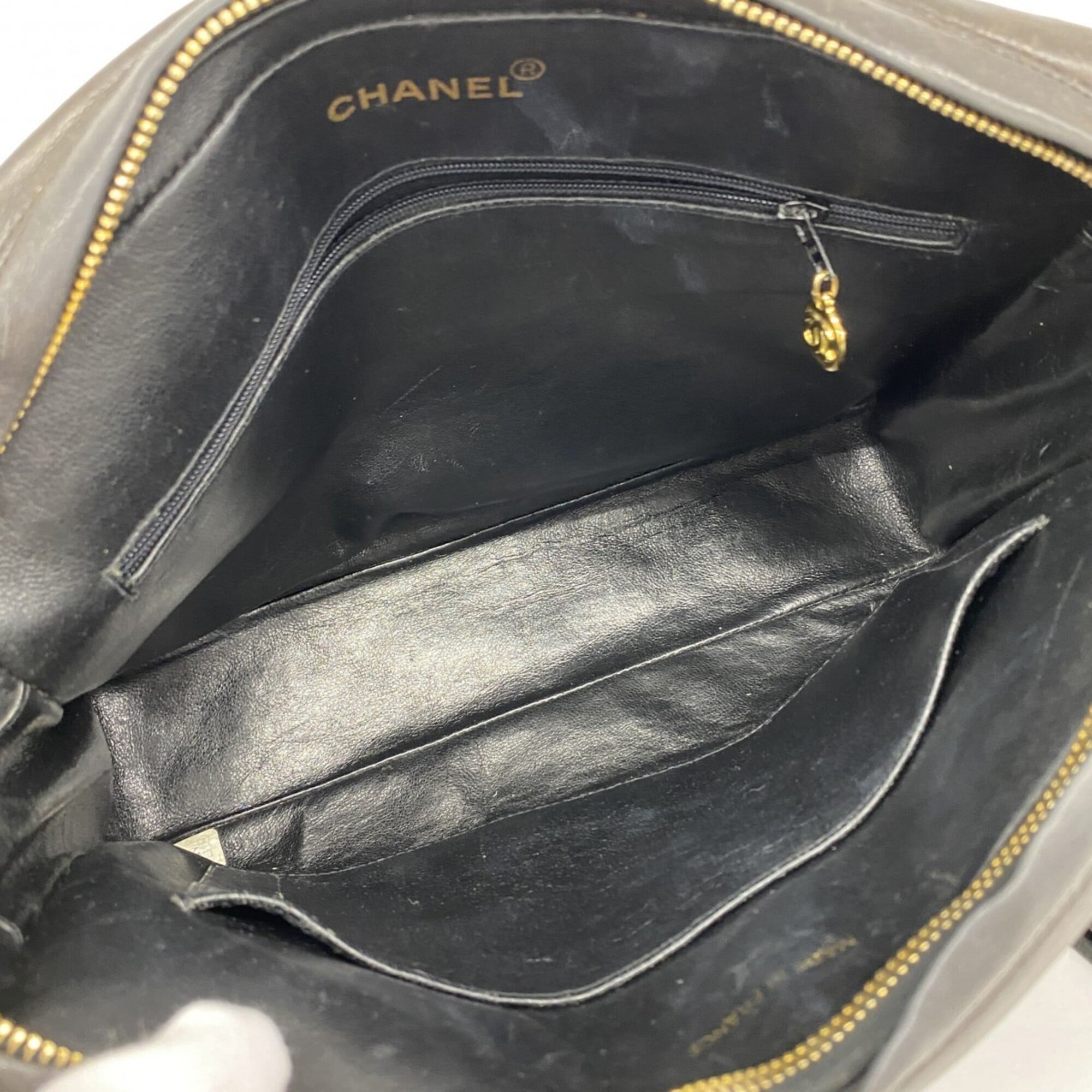 Chanel Black Leather Shoulder Bag (Pre-Owned)