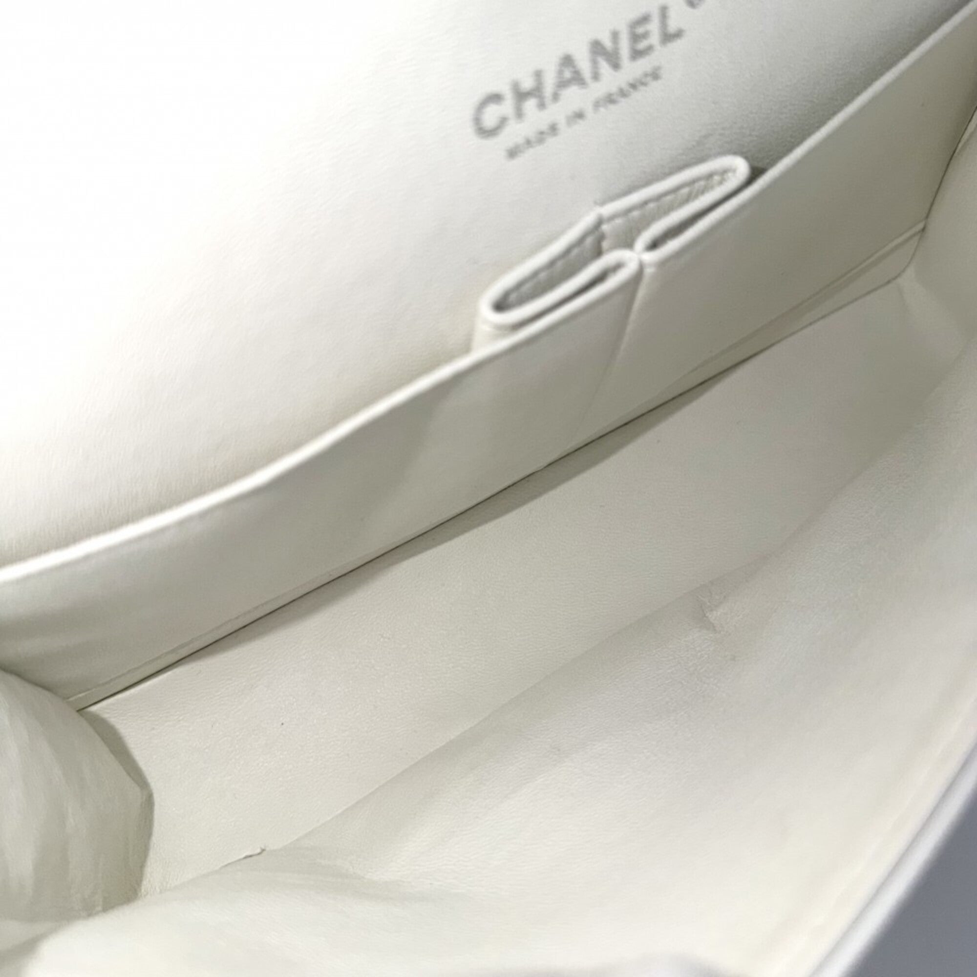 Chanel White Grained Calfskin Shoulder Bag (Pre-Owned)