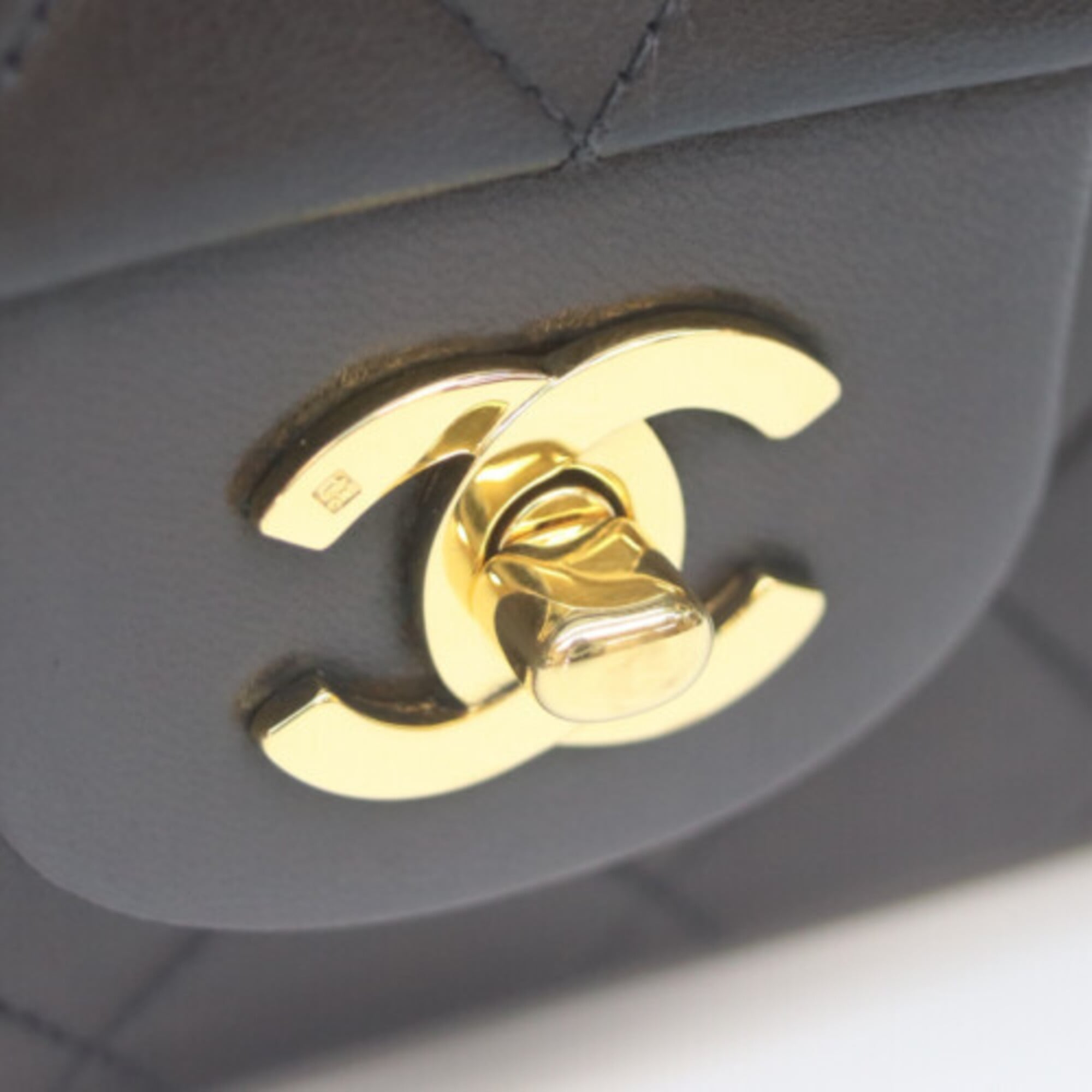 Chanel Black Leather Shoulder Bag (Pre-Owned)