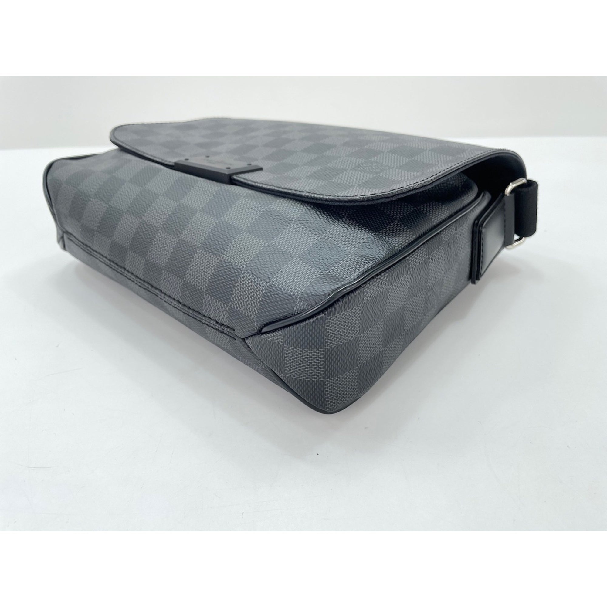 Louis Vuitton Black Shoulder Bag (Pre-Owned)
