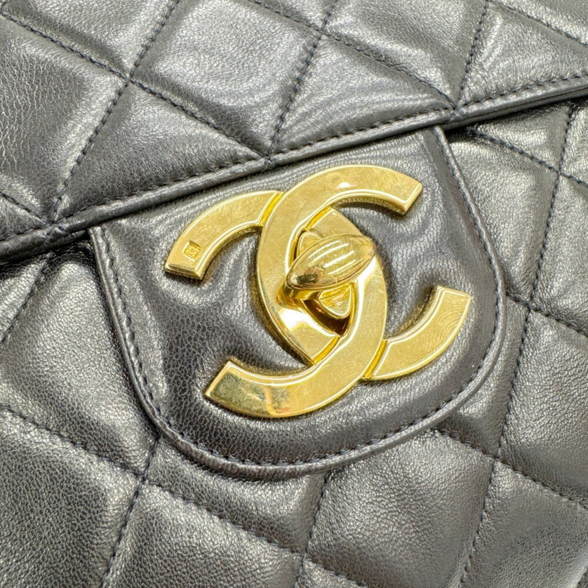 Chanel Black Leather Shoulder Bag (Pre-Owned)