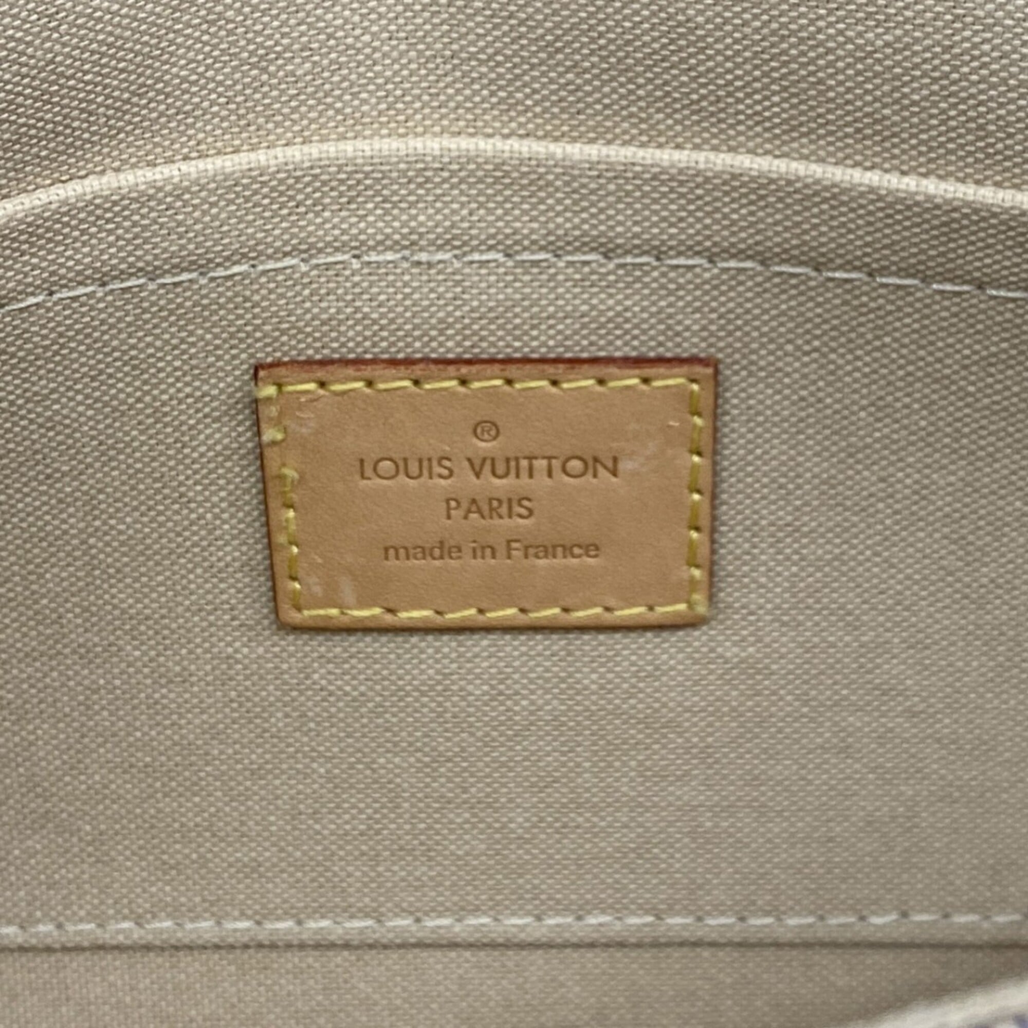 Louis Vuitton White Shoulder Bag (Pre-Owned)