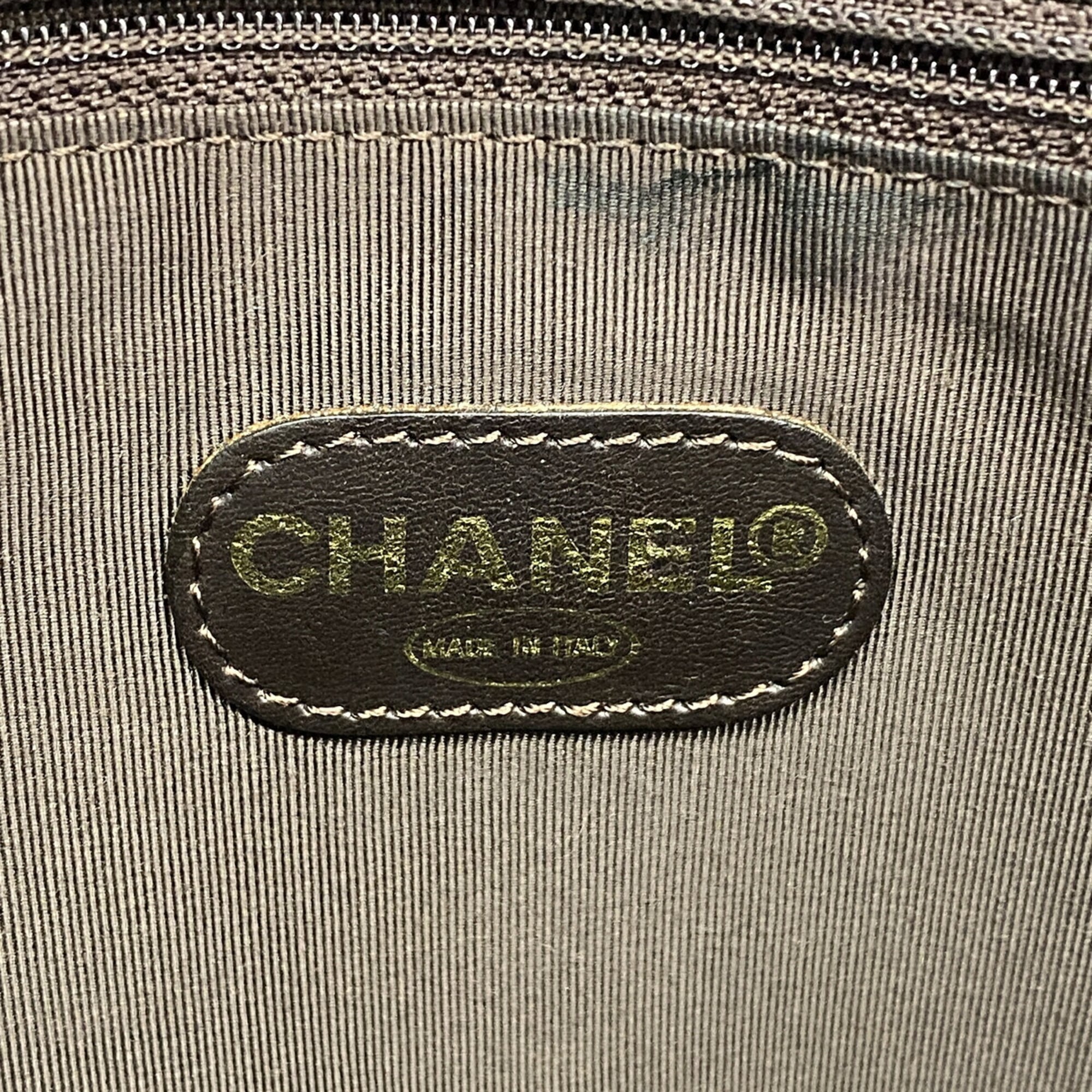 Chanel Black Leather Shoulder Bag (Pre-Owned)