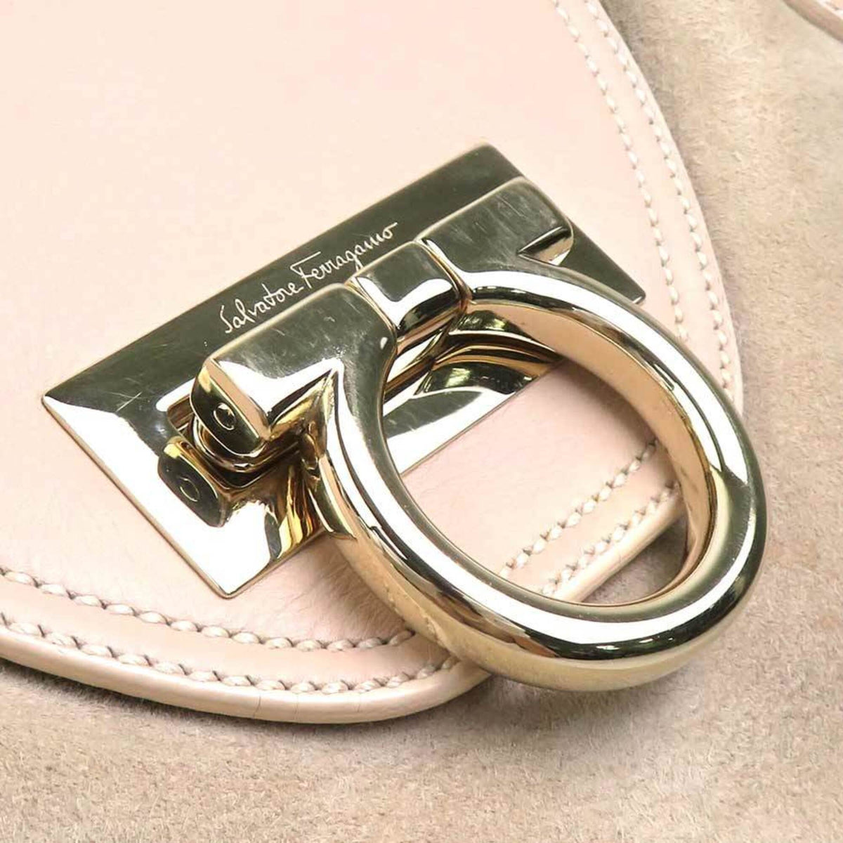Salvatore Ferragamo Beige Pink Beige Leather Shoulder Bag (Pre-Owned)