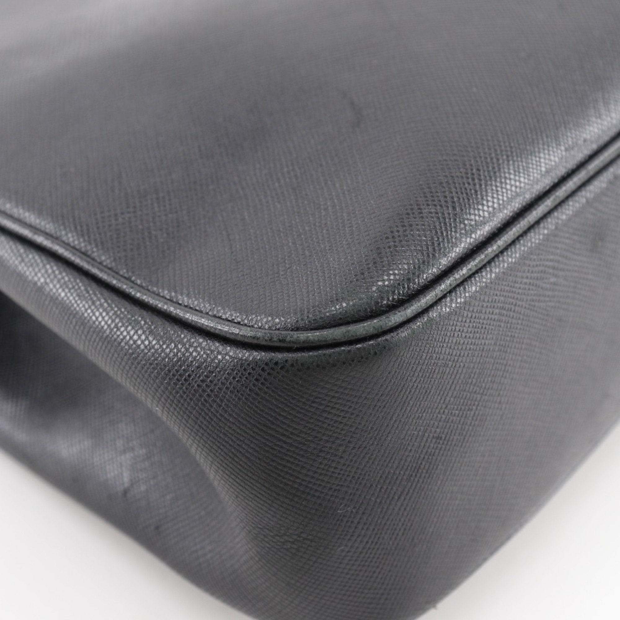 Salvatore Ferragamo Black Leather Shoulder Bag (Pre-Owned)