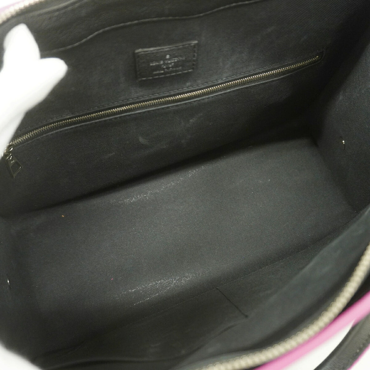 Louis Vuitton Noir Handbag (Pre-Owned)