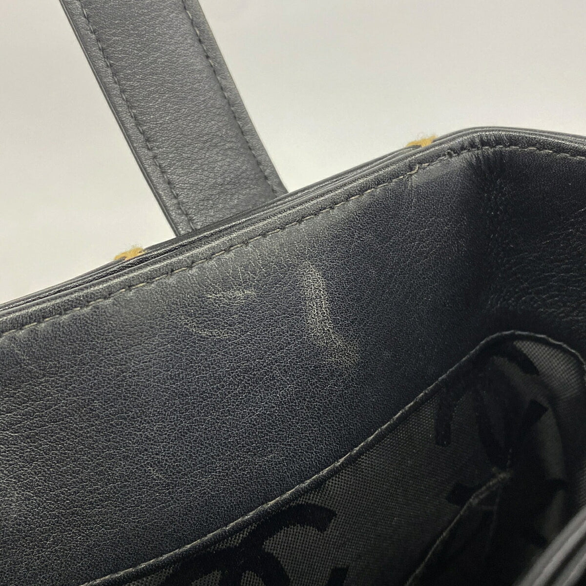 Chanel Black Leather Handbag (Pre-Owned)