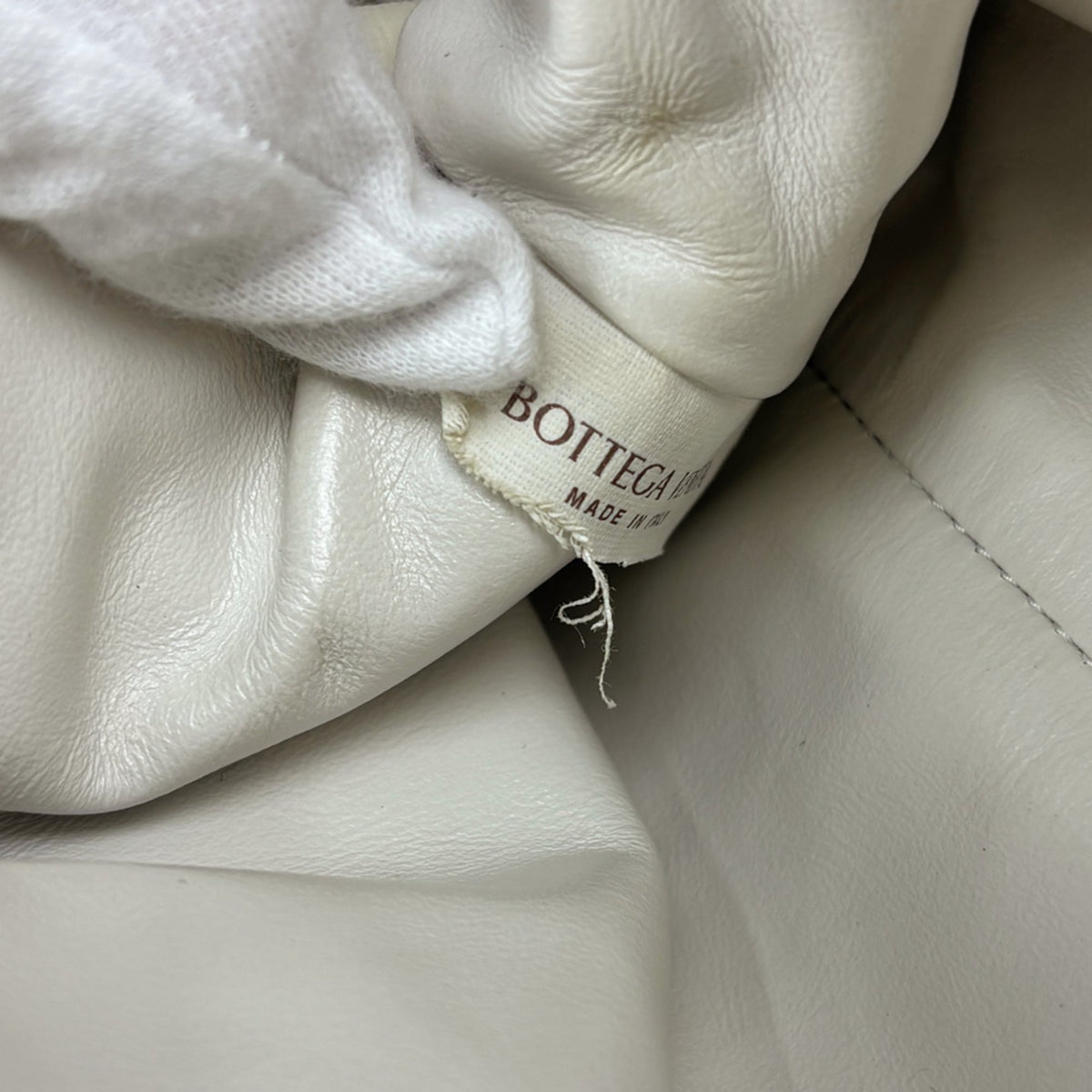 Bottega Veneta White Fabric Leather Pouch Shoulder Bag (Pre-Owned)