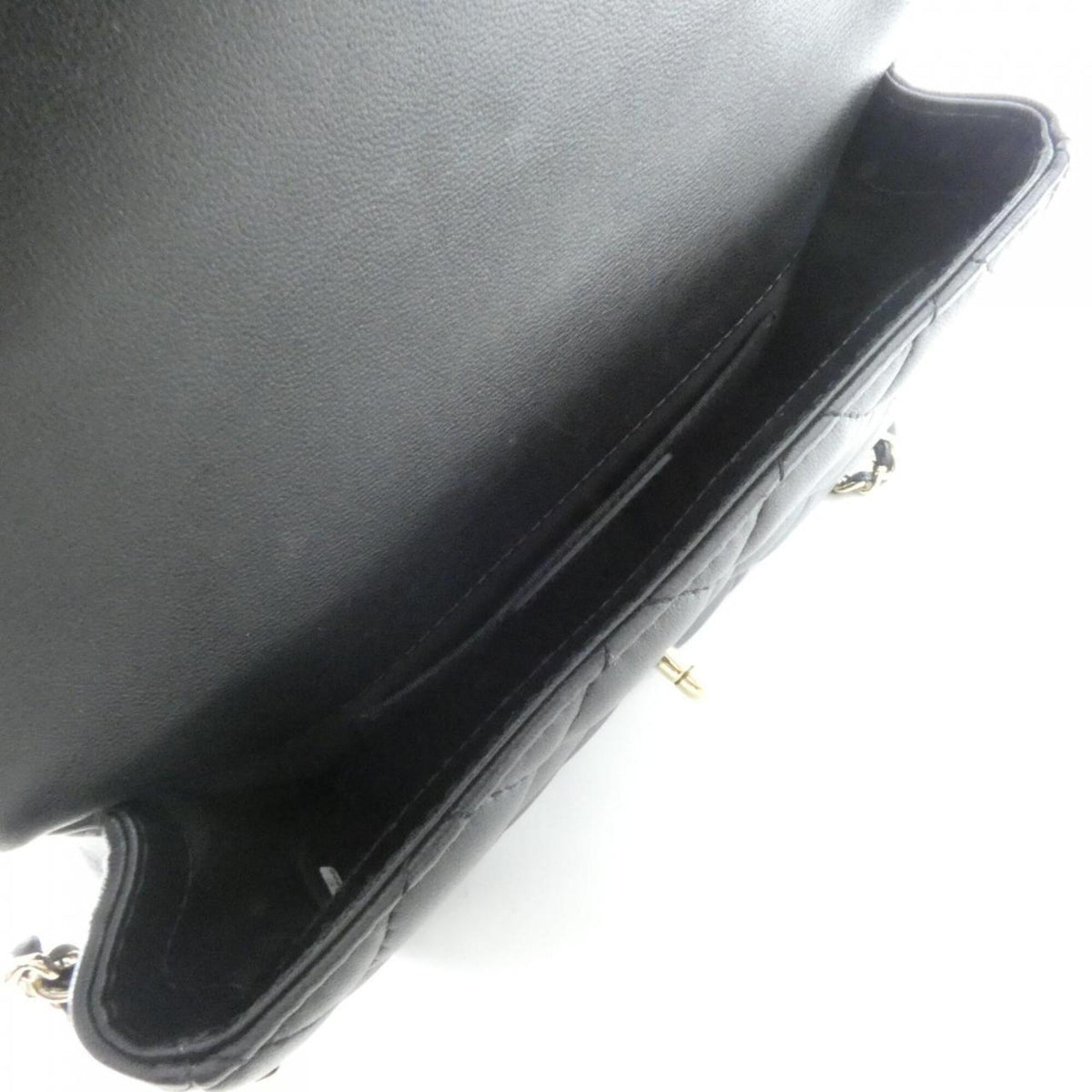 Chanel Black Leather Shoulder Bag (Pre-Owned)