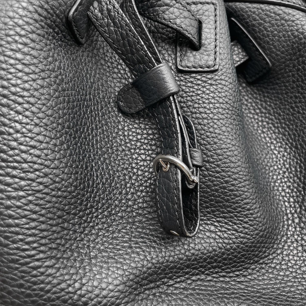 Salvatore Ferragamo Black Leather Pouch Shoulder Bag (Pre-Owned)