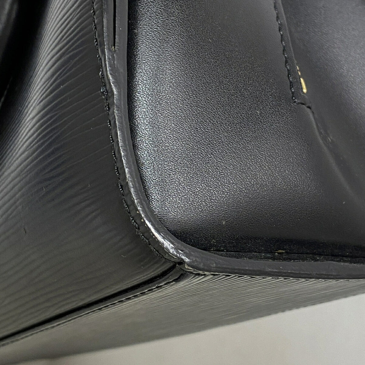 Louis Vuitton Noir Handbag (Pre-Owned)