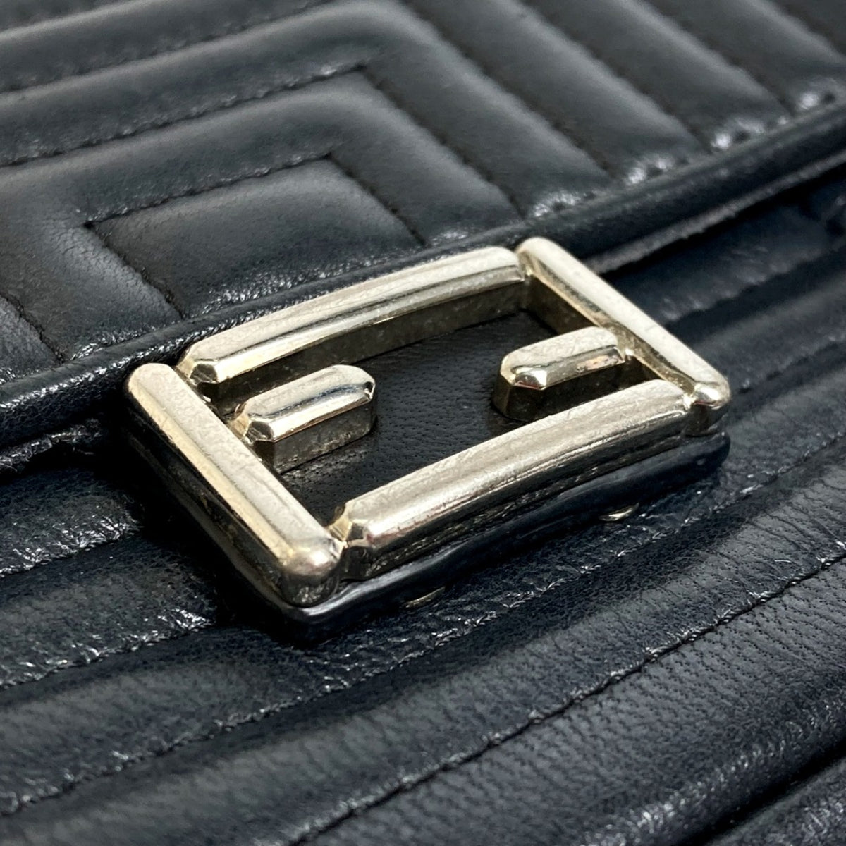 Fendi Black Leather Shoulder Bag (Pre-Owned)