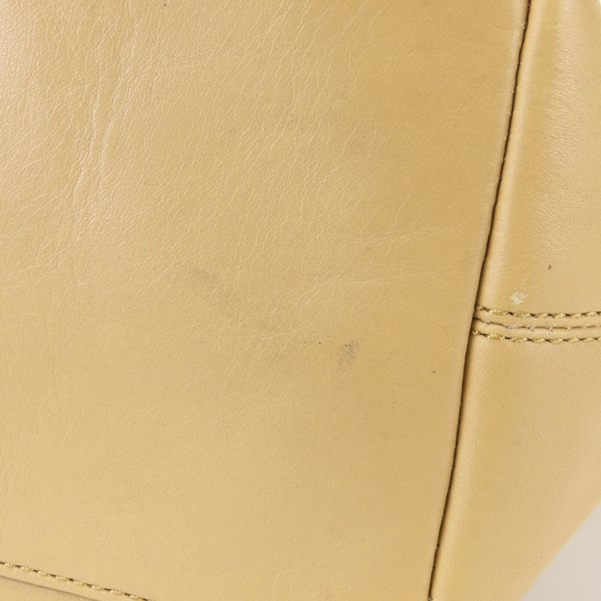 Coach Beige Leather Shoulder Bag (Pre-Owned)