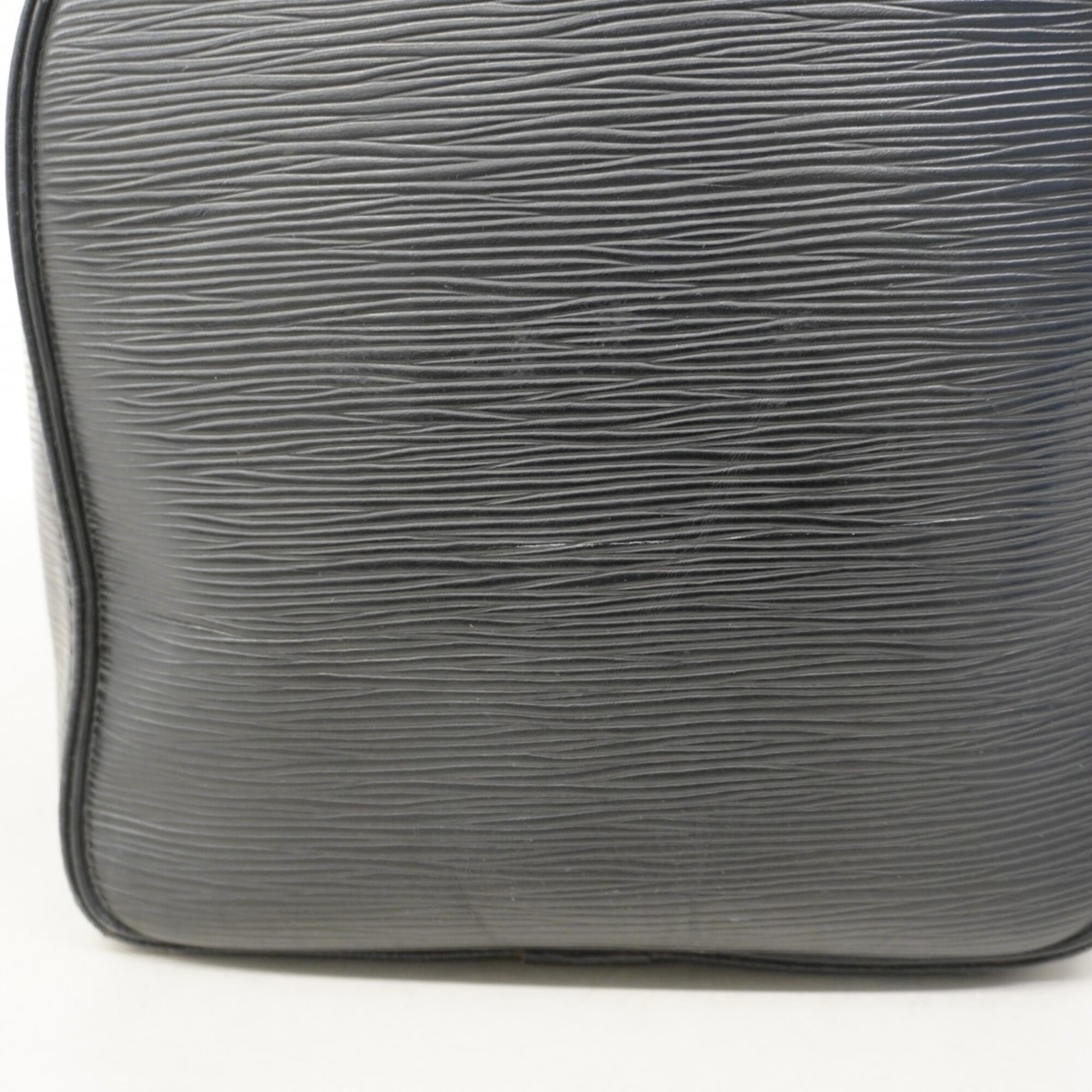 Louis Vuitton Noir Handbag (Pre-Owned)