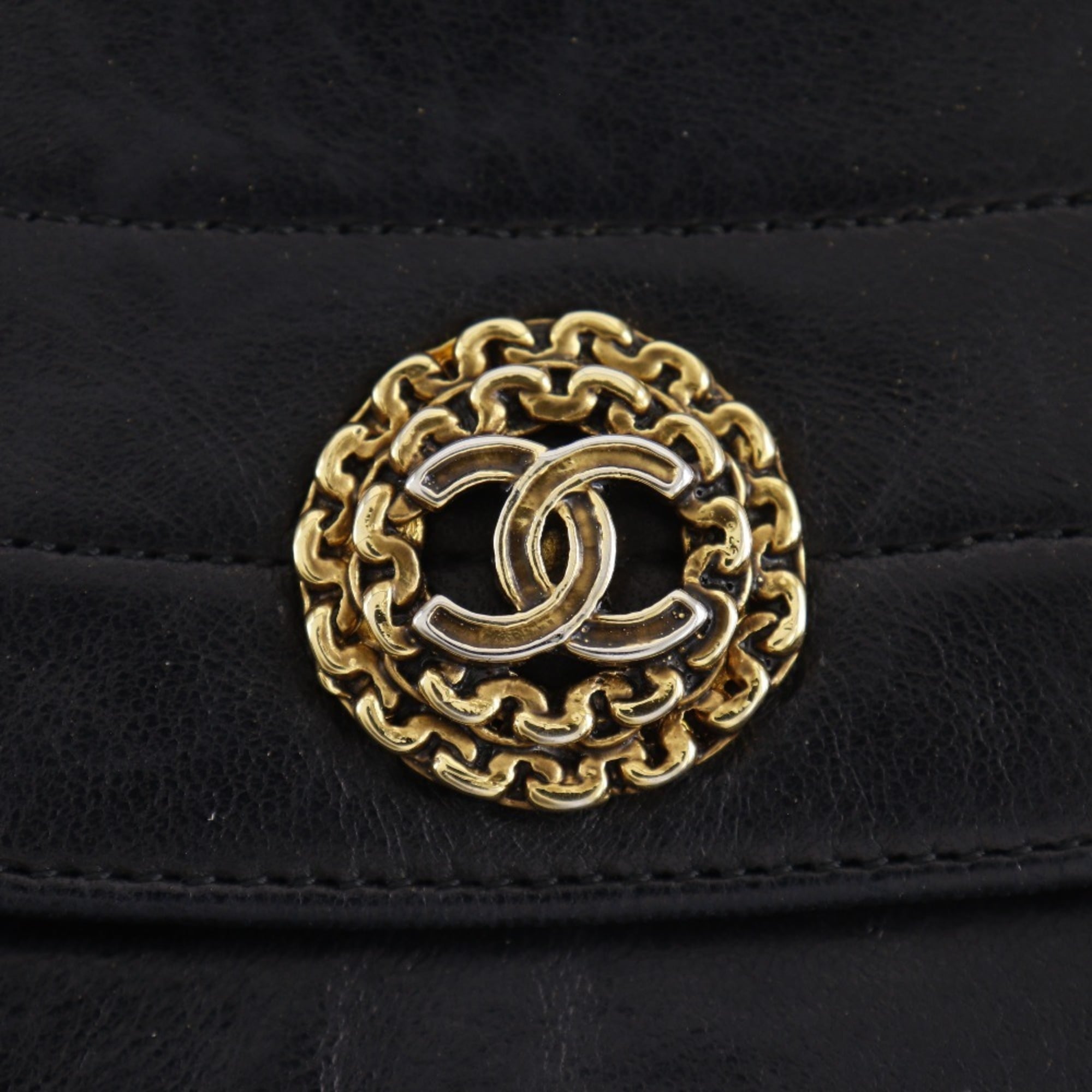 Chanel Black Leather Shoulder Bag (Pre-Owned)