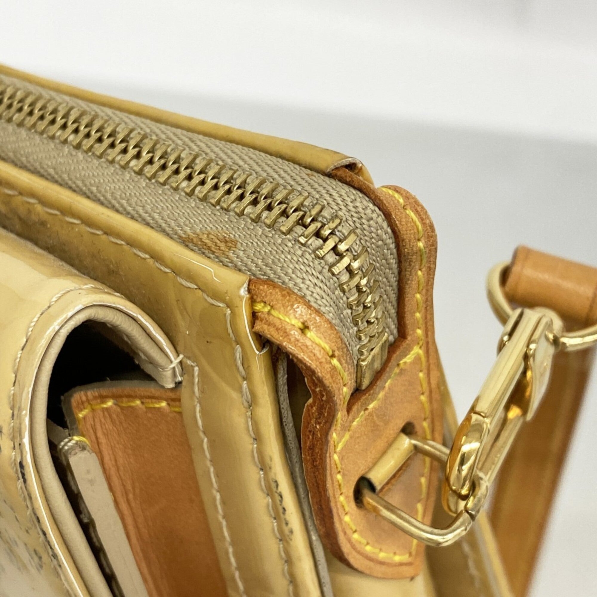 Louis Vuitton Beige Shoulder Bag (Pre-Owned)