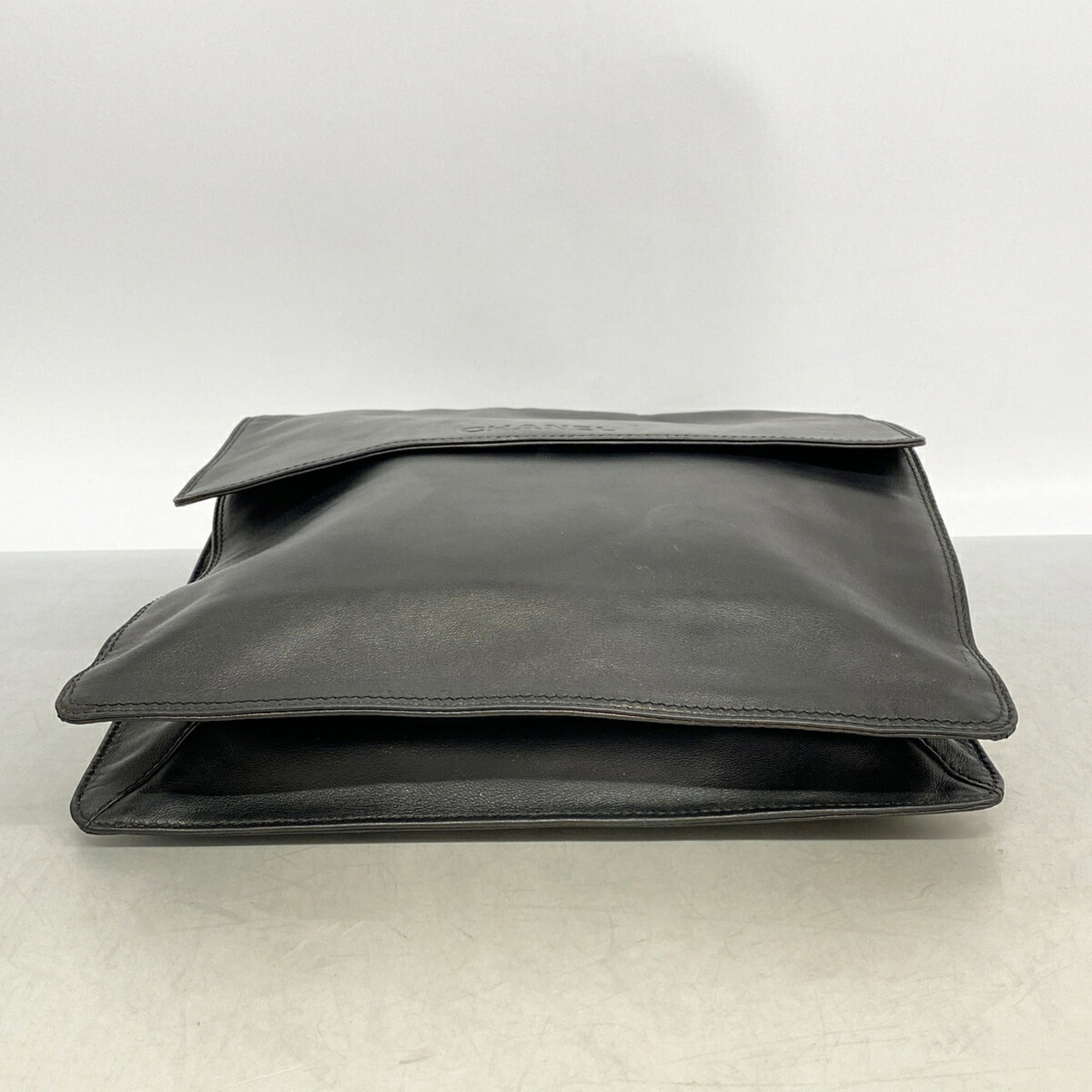 Chanel Black Leather Shoulder Bag (Pre-Owned)