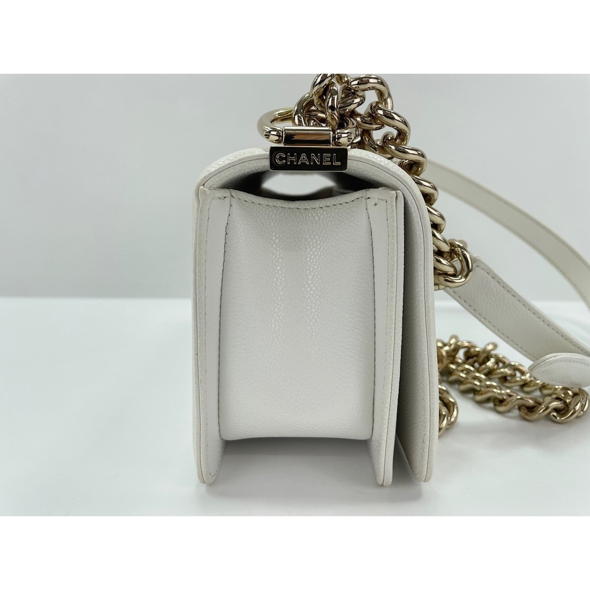Chanel White Grained Calfskin Shoulder Bag (Pre-Owned)