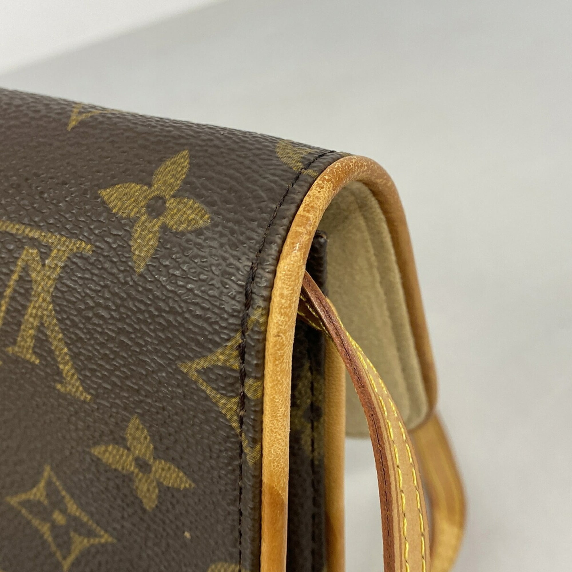 Louis Vuitton Brown Shoulder Bag (Pre-Owned)