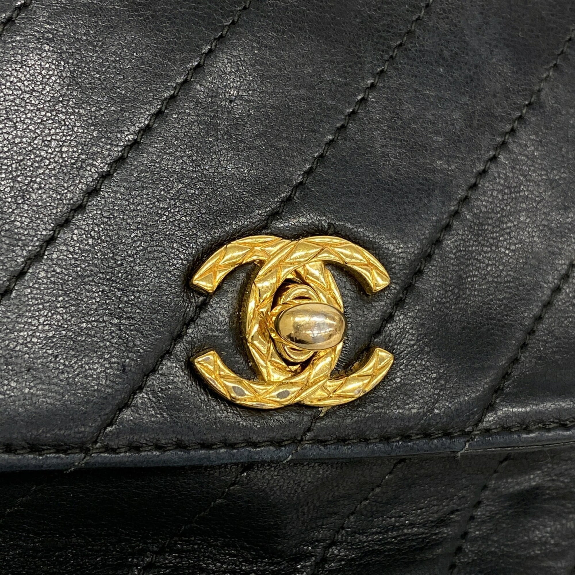 Chanel Black Leather Shoulder Bag (Pre-Owned)