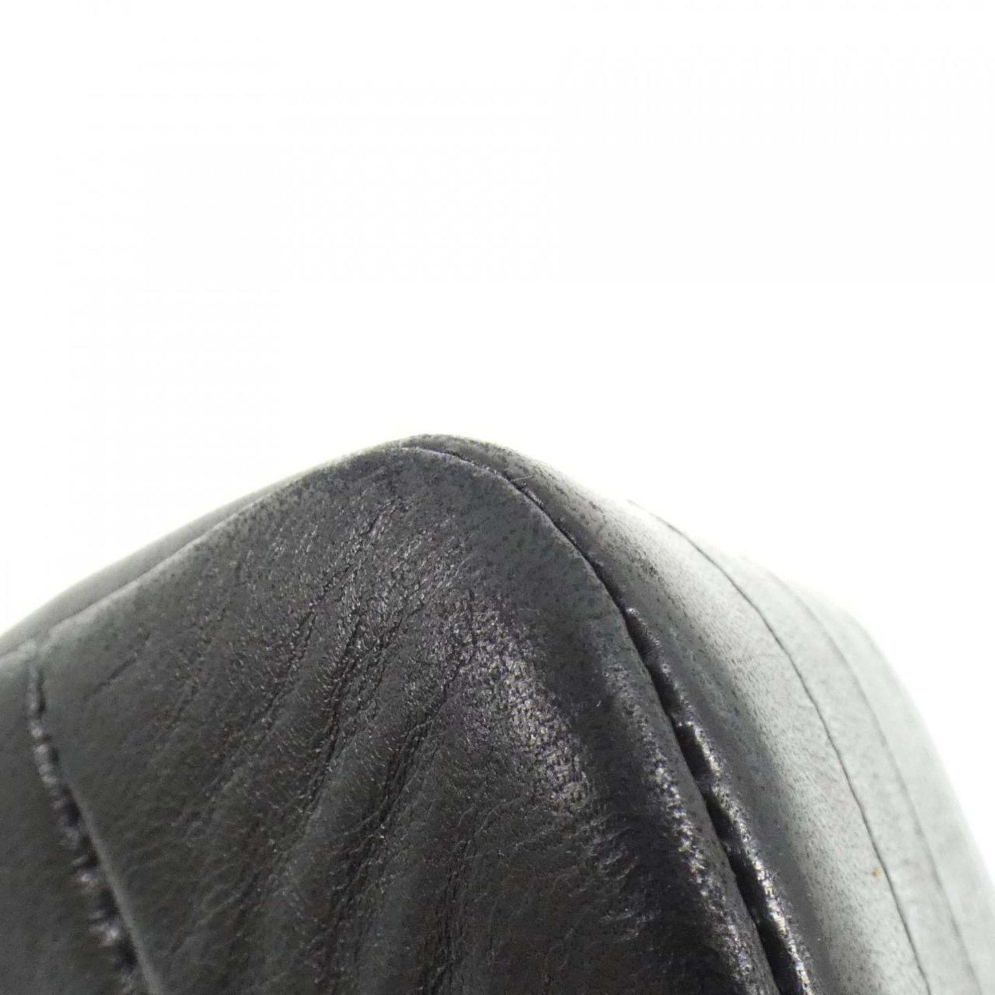 Chanel Black Leather Shoulder Bag (Pre-Owned)