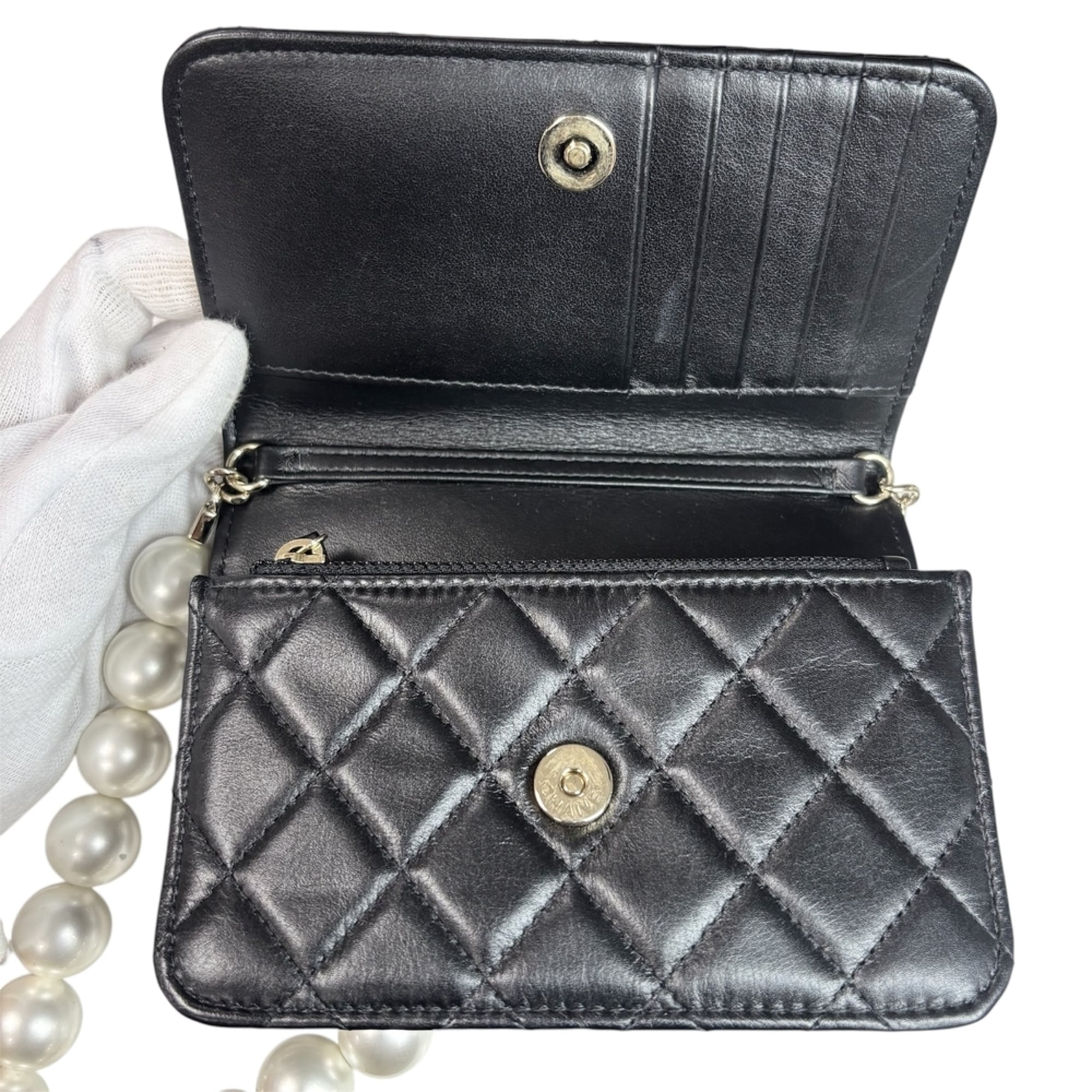 Chanel Matelasse Black Leather Shoulder Bag (Pre-Owned)