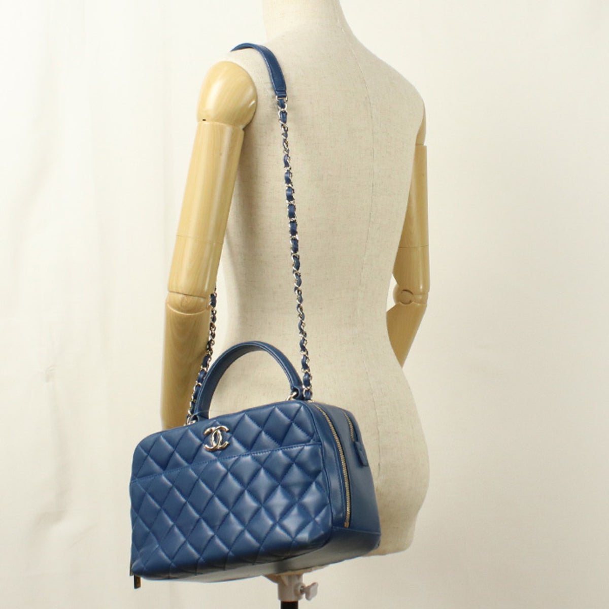 Chanel Blue Leather Handbag (Pre-Owned)