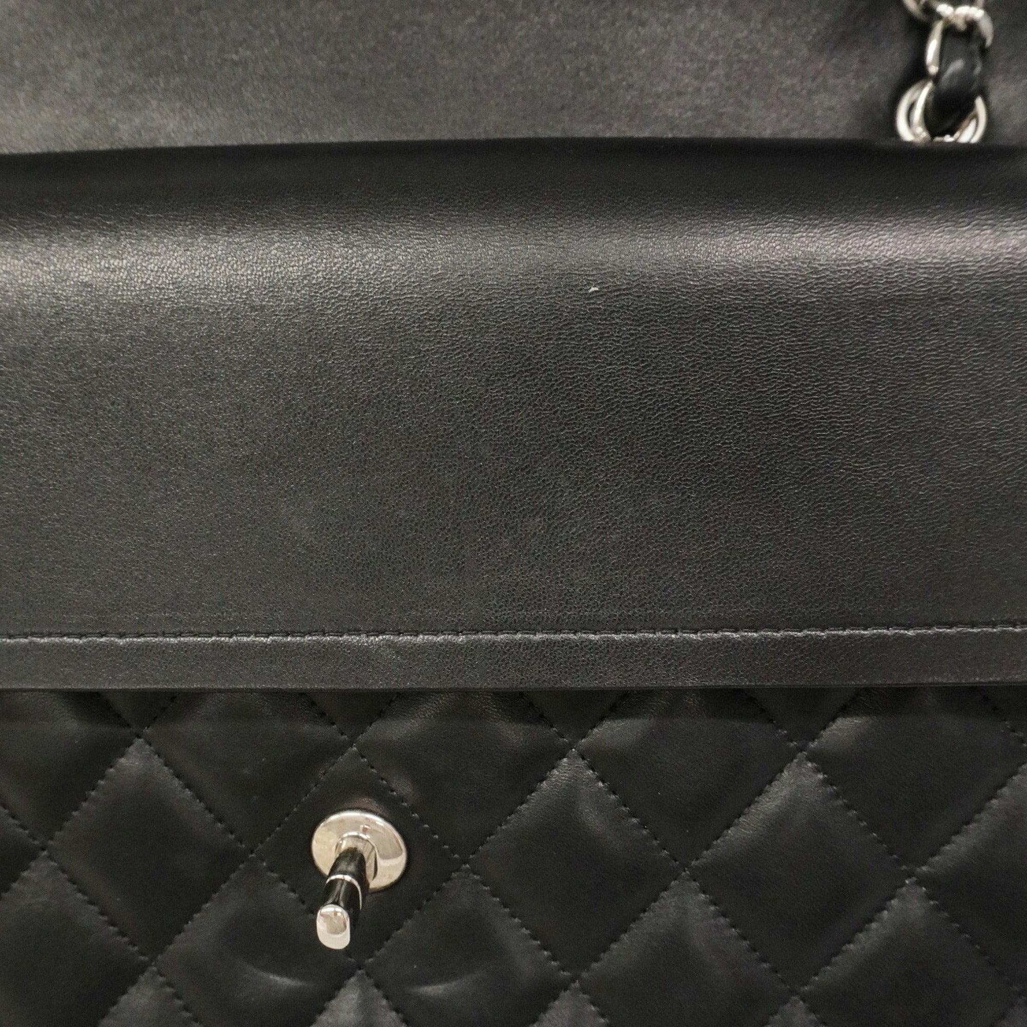 Chanel Black Leather Shoulder Bag (Pre-Owned)