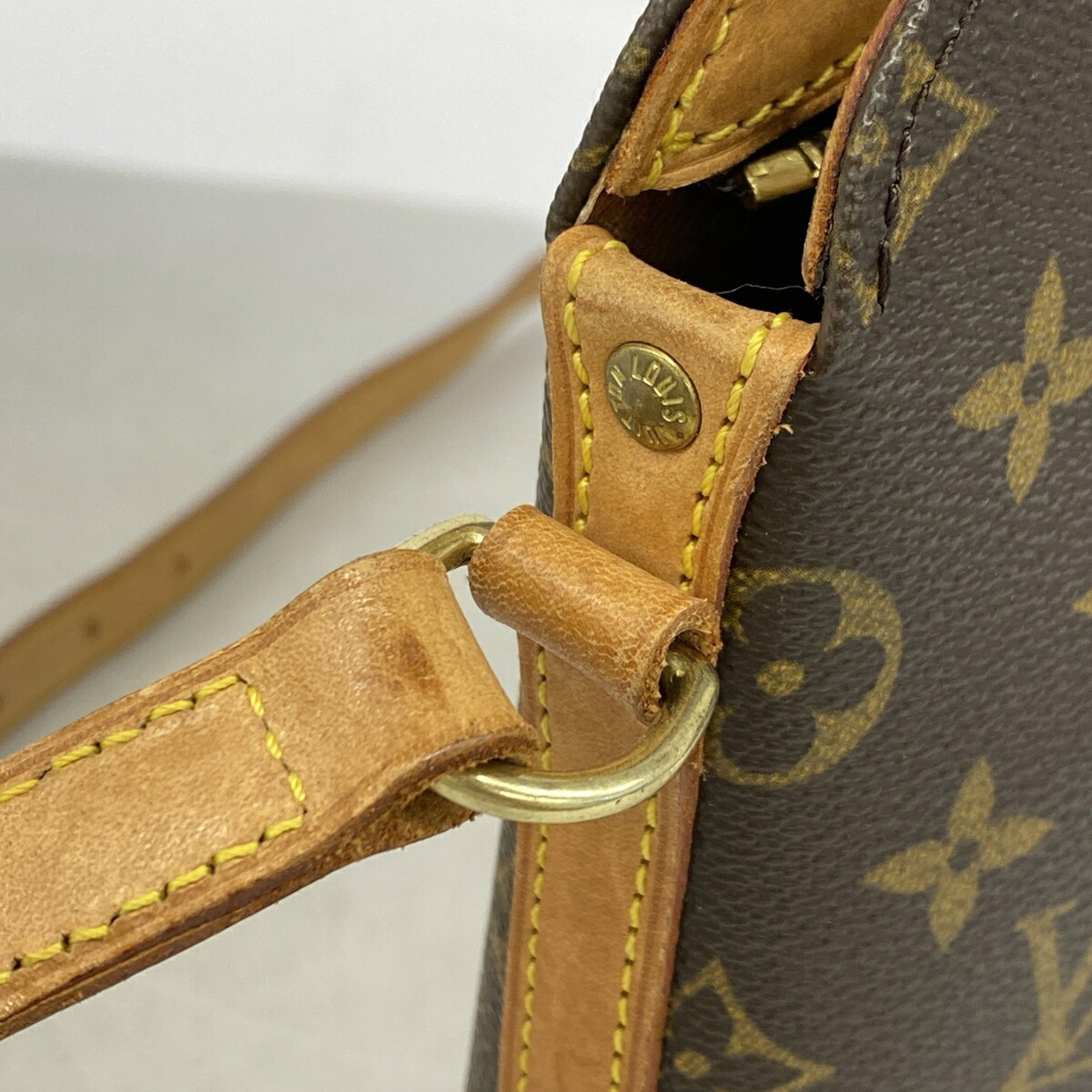 Louis Vuitton Brown Shoulder Bag (Pre-Owned)