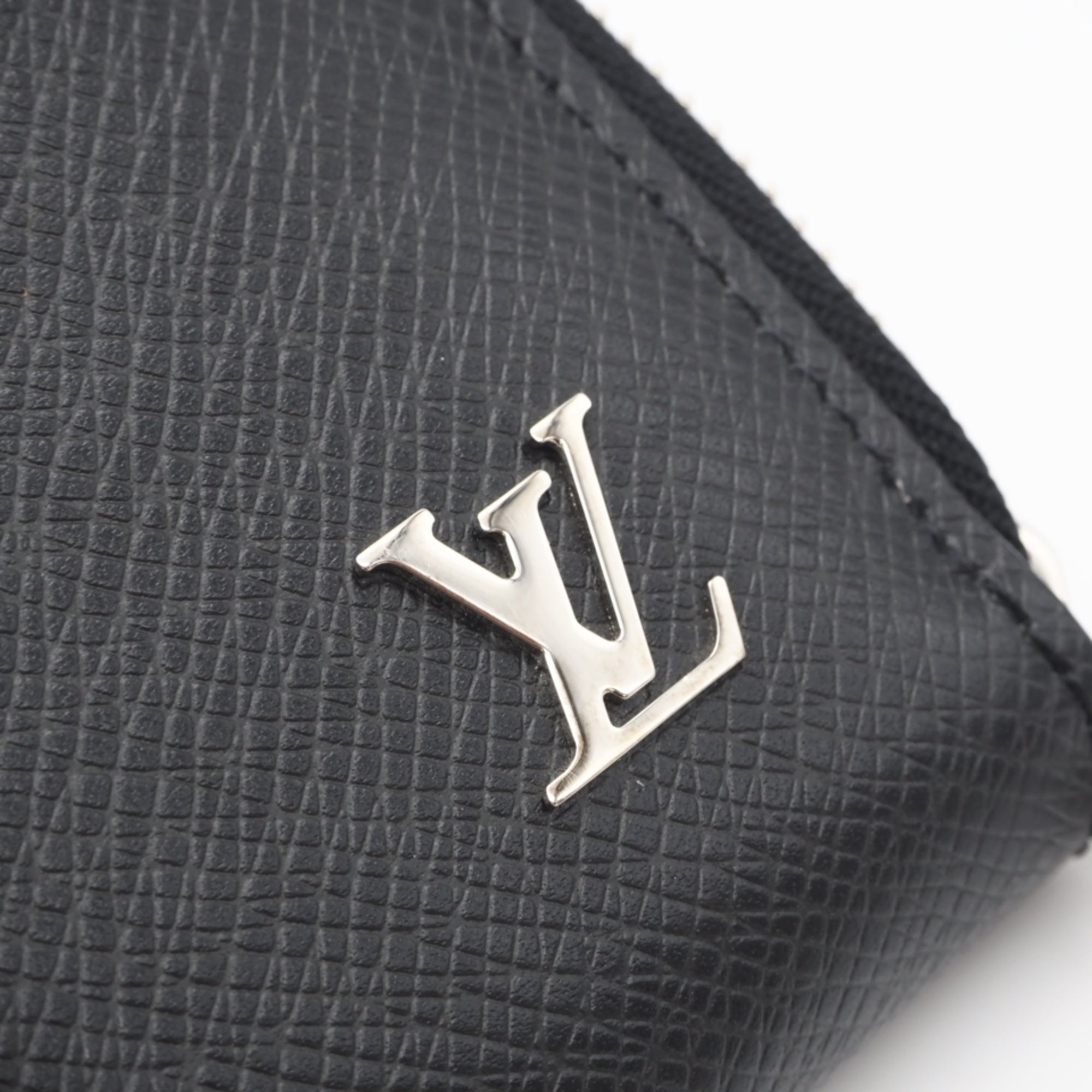 Louis Vuitton Taiga Black Leather Long Wallet (Bi-Fold) (Pre-Owned)