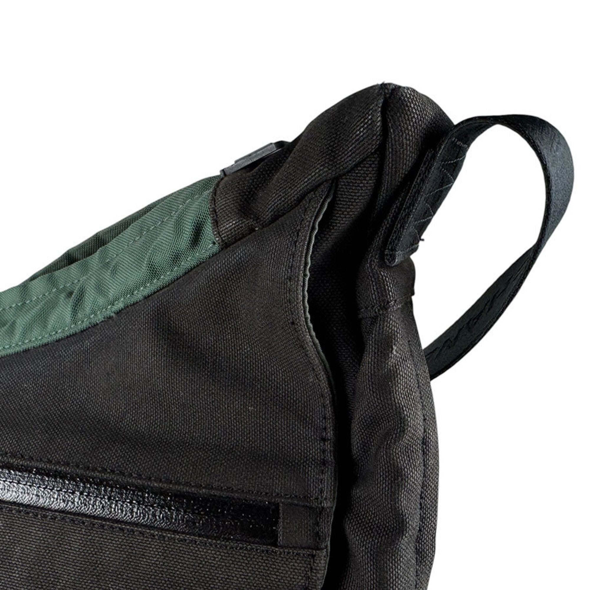 Chanel Black Green Nylon Shoulder Bag (Pre-Owned)
