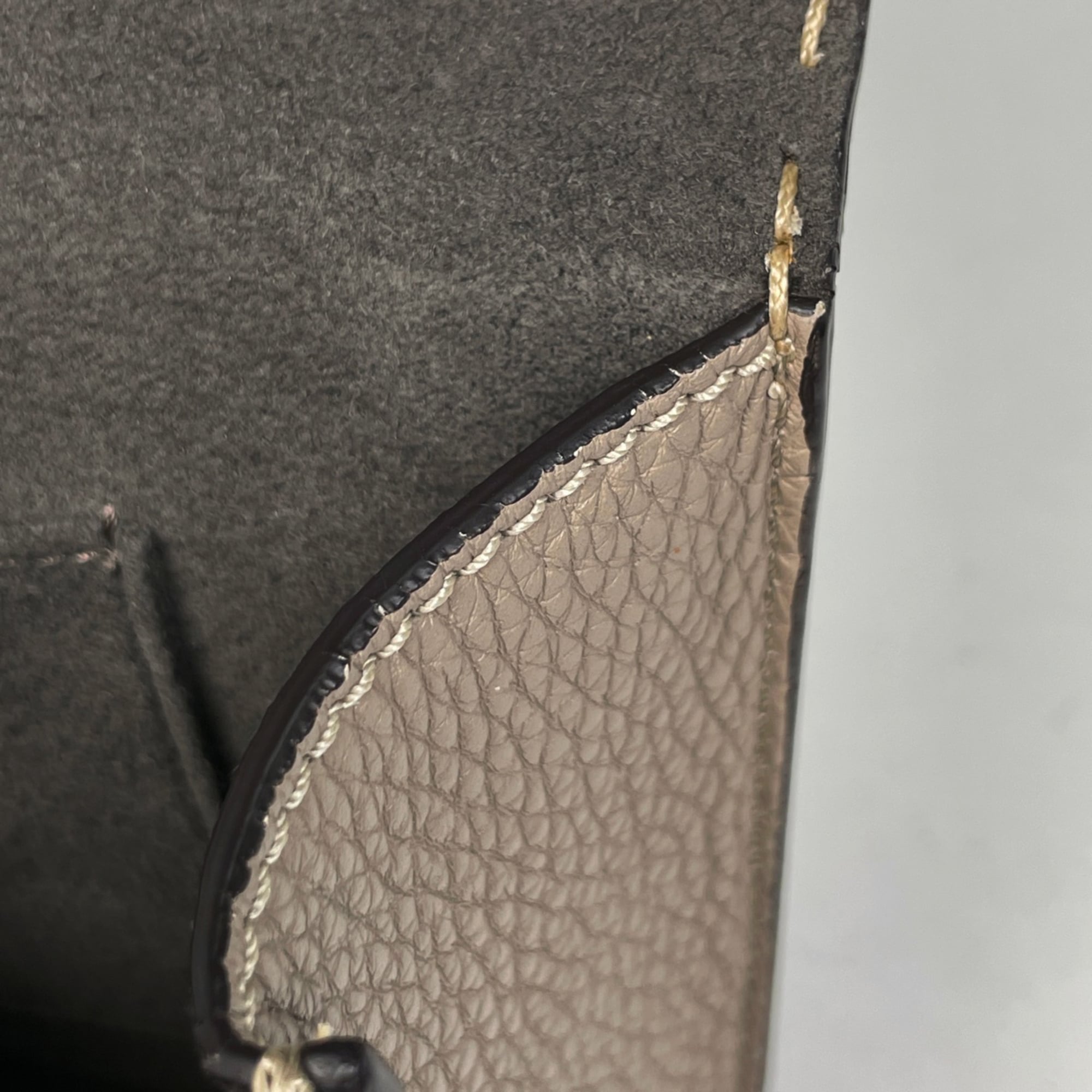 Fendi Beige Leather Shoulder Bag (Pre-Owned)