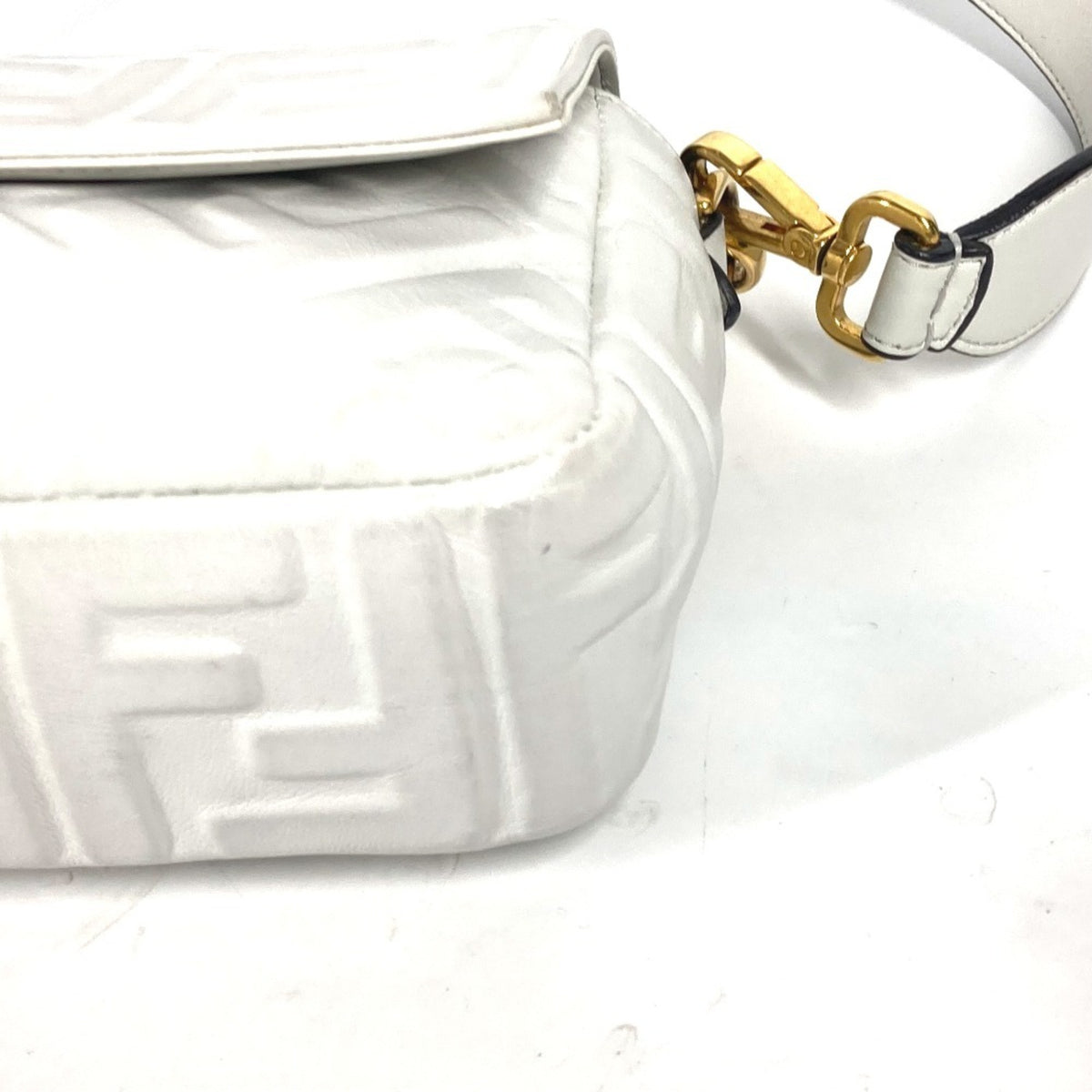 Fendi White Leather Shoulder Bag (Pre-Owned)