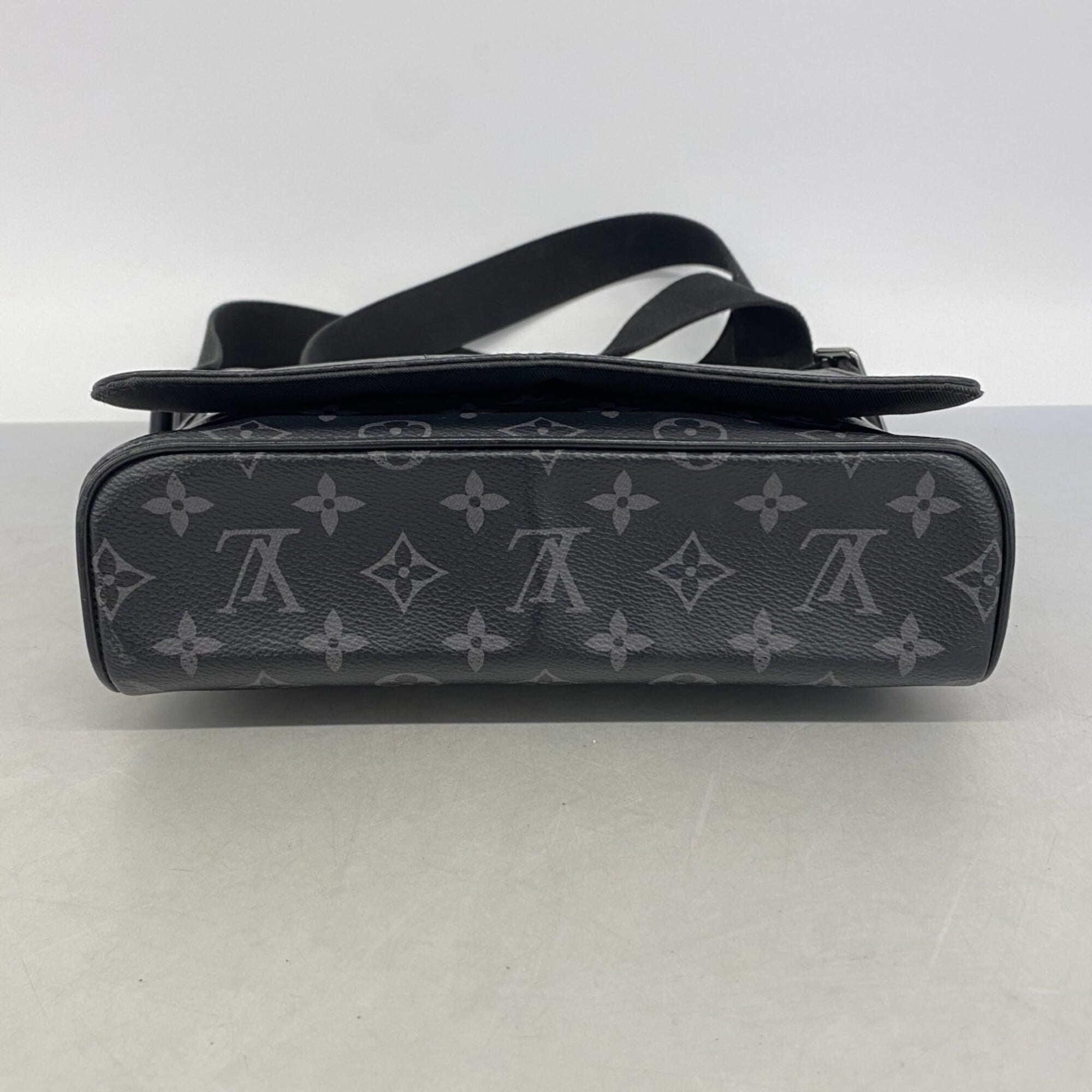 Louis Vuitton Black Shoulder Bag (Pre-Owned)