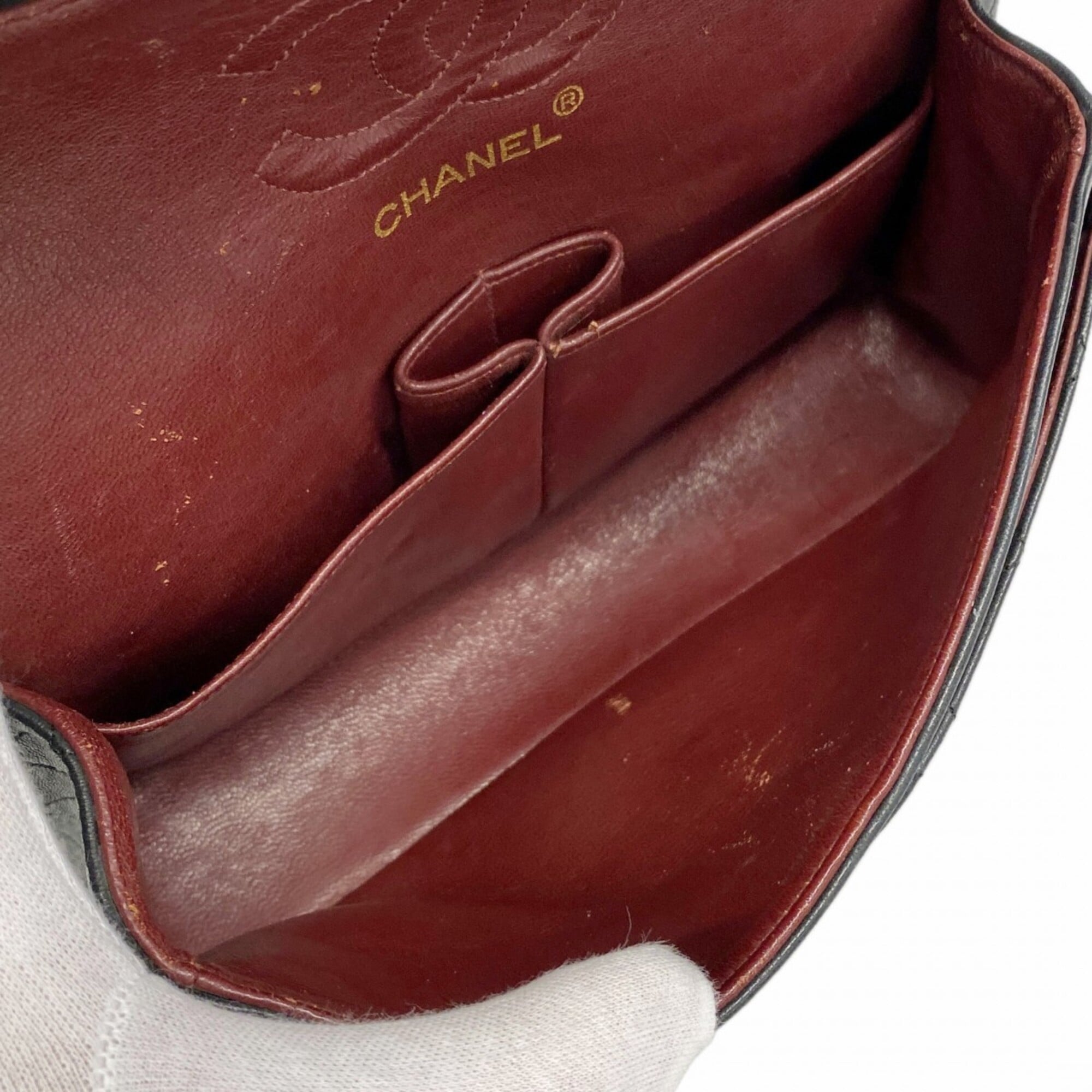 Chanel Black Leather Shoulder Bag (Pre-Owned)