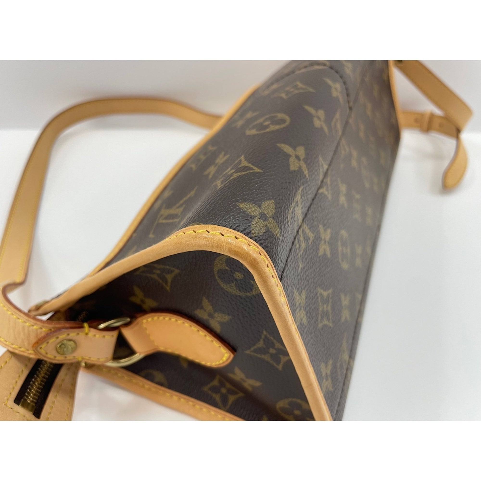 Louis Vuitton Brown Shoulder Bag (Pre-Owned)