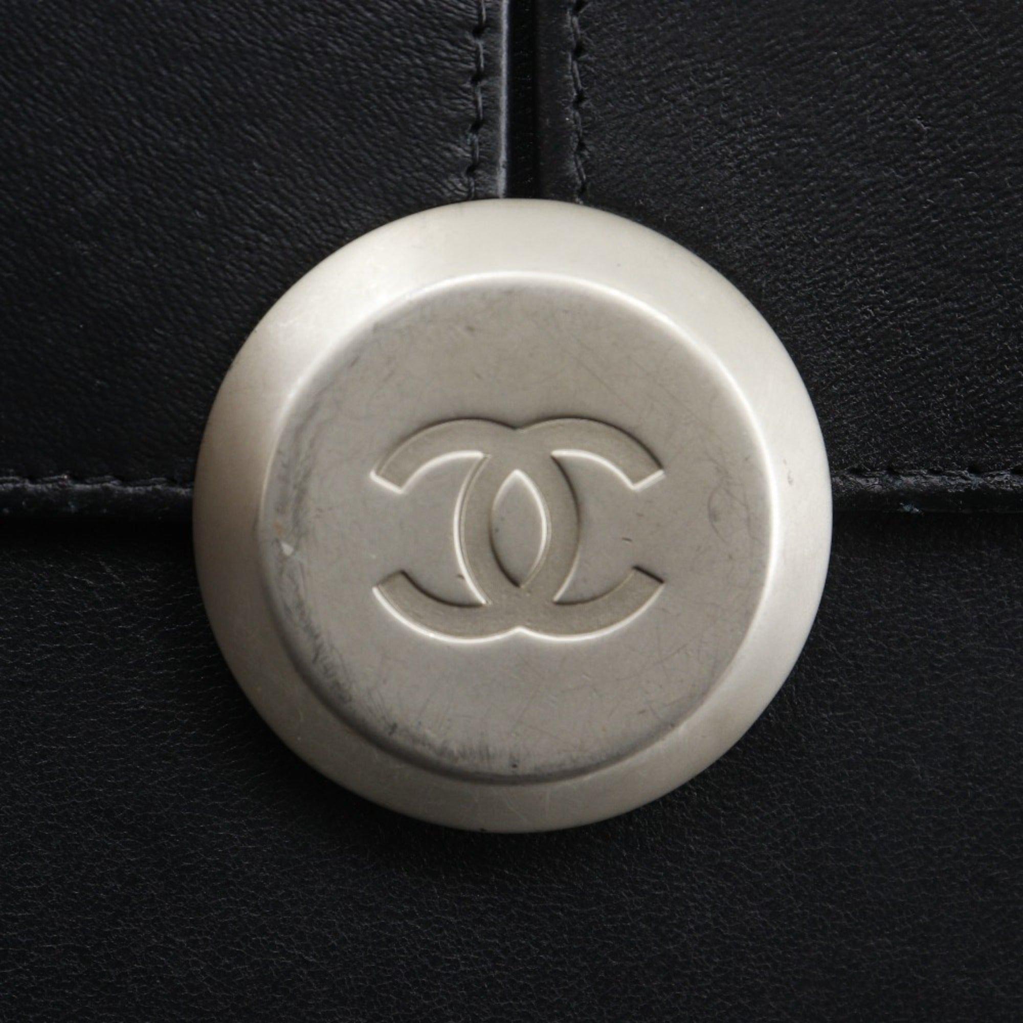 Chanel Black Leather Shoulder Bag (Pre-Owned)