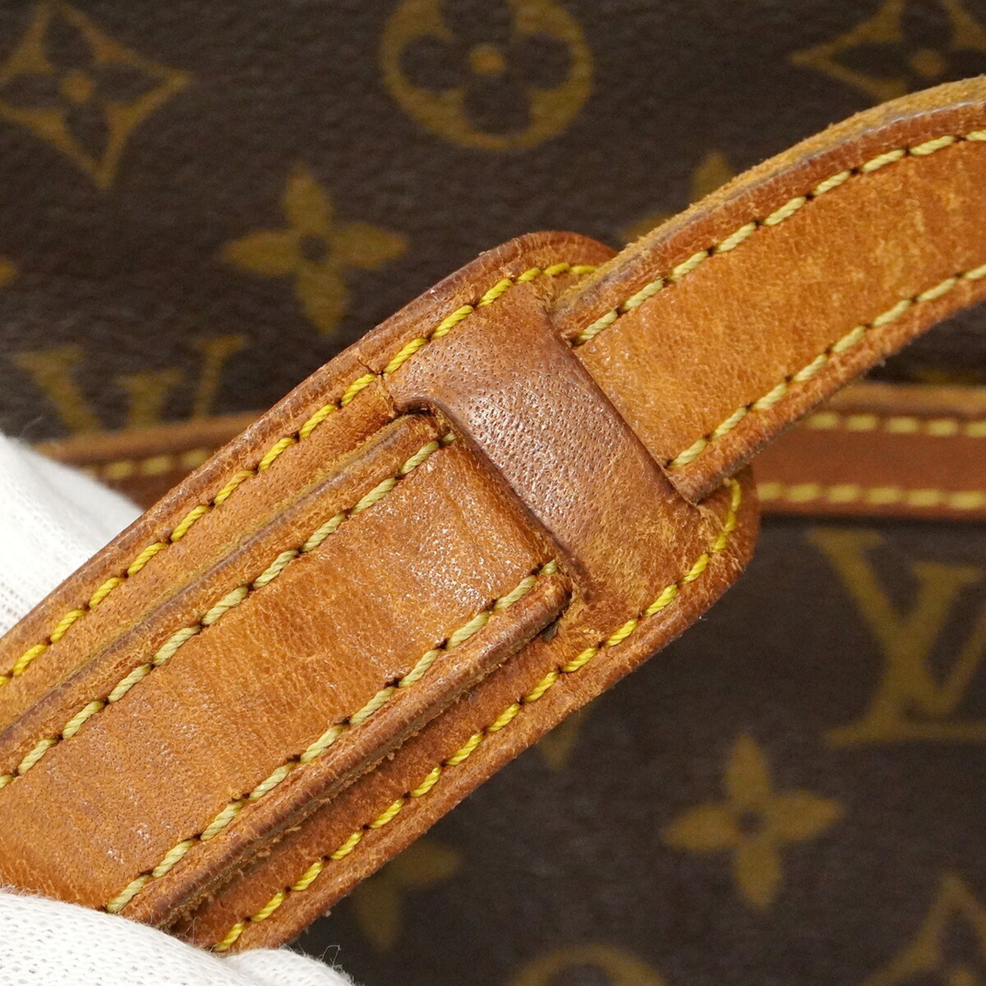 Louis Vuitton Brown Shoulder Bag (Pre-Owned)