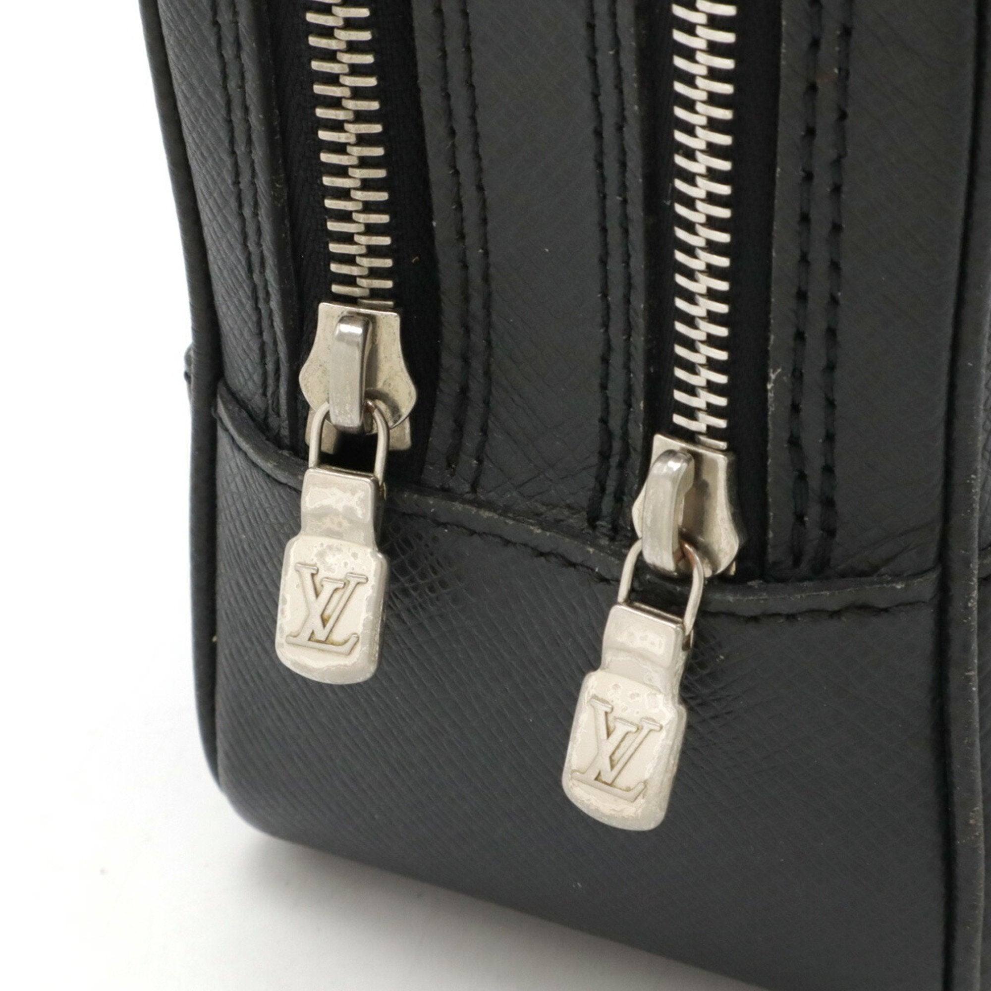 Louis Vuitton Ardoise Taiga Leather Clutch Bag (Pre-Owned)