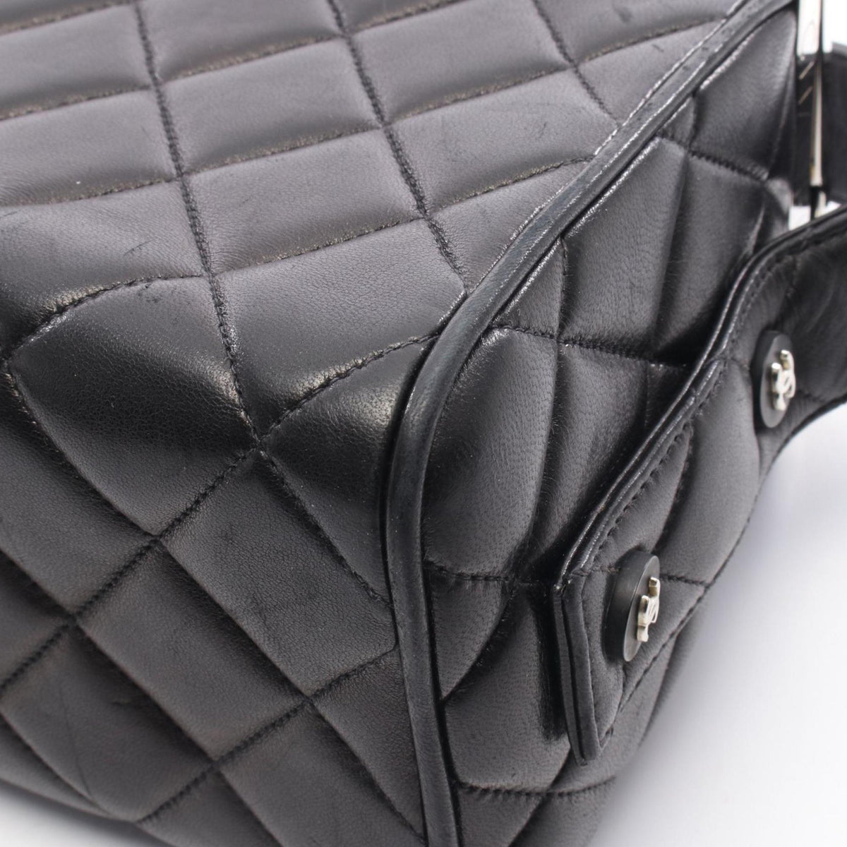 Chanel Black Leather Handbag (Pre-Owned)