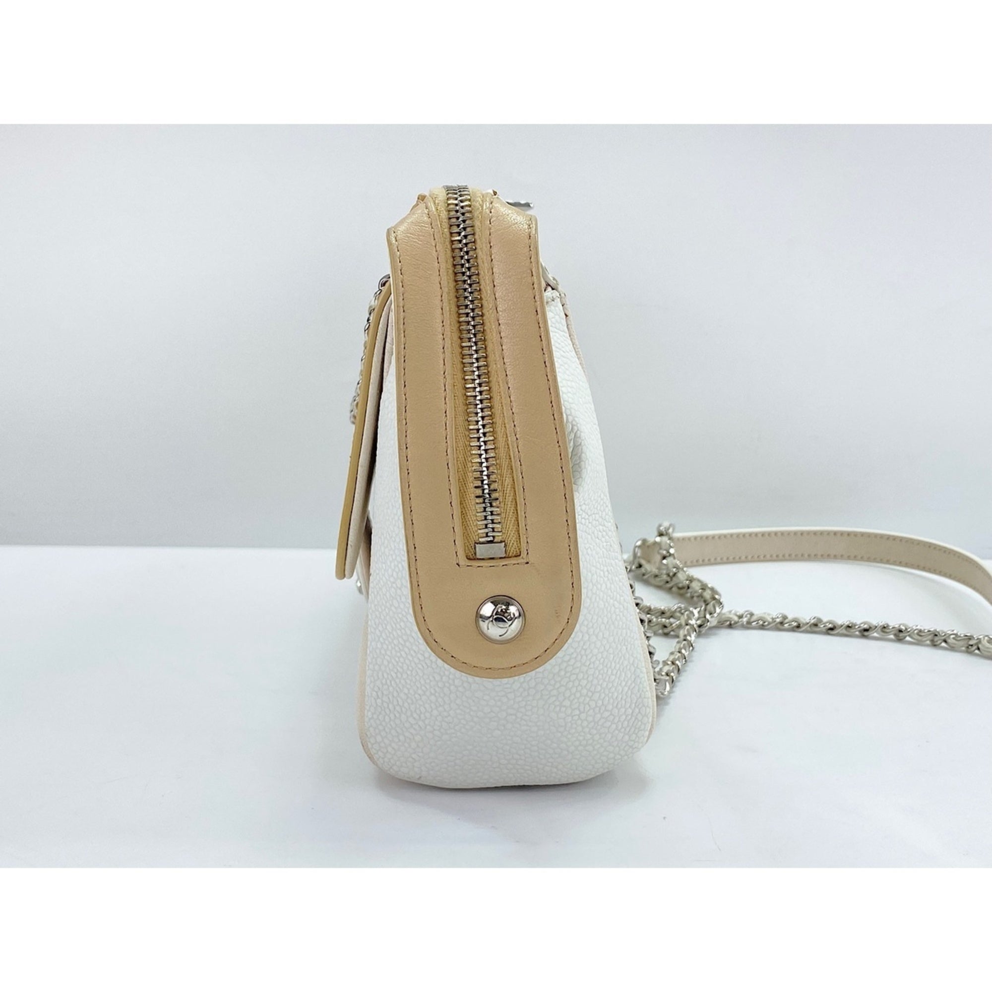 Chanel White Shoulder Bag (Pre-Owned)