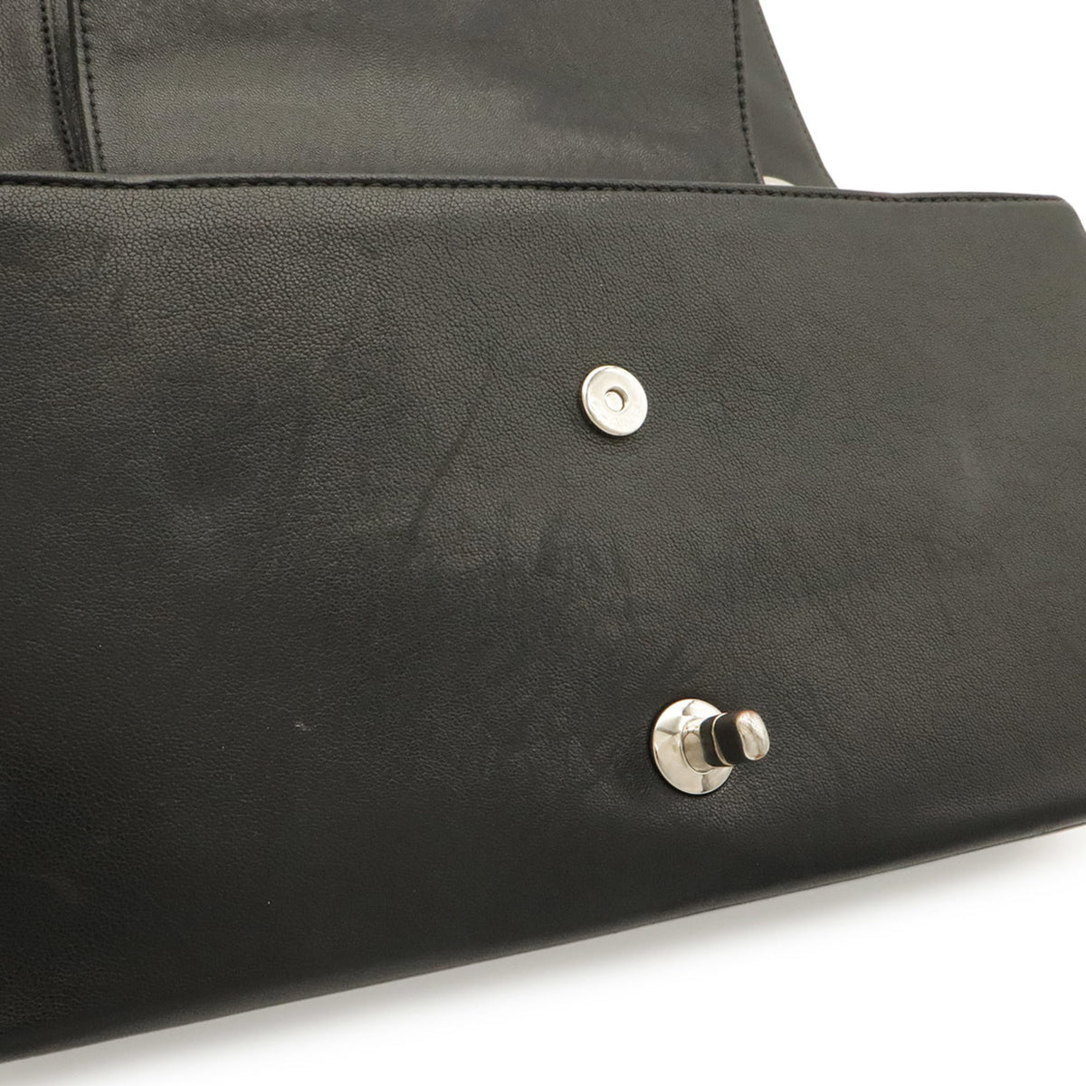 Chanel Black Leather Shoulder Bag (Pre-Owned)