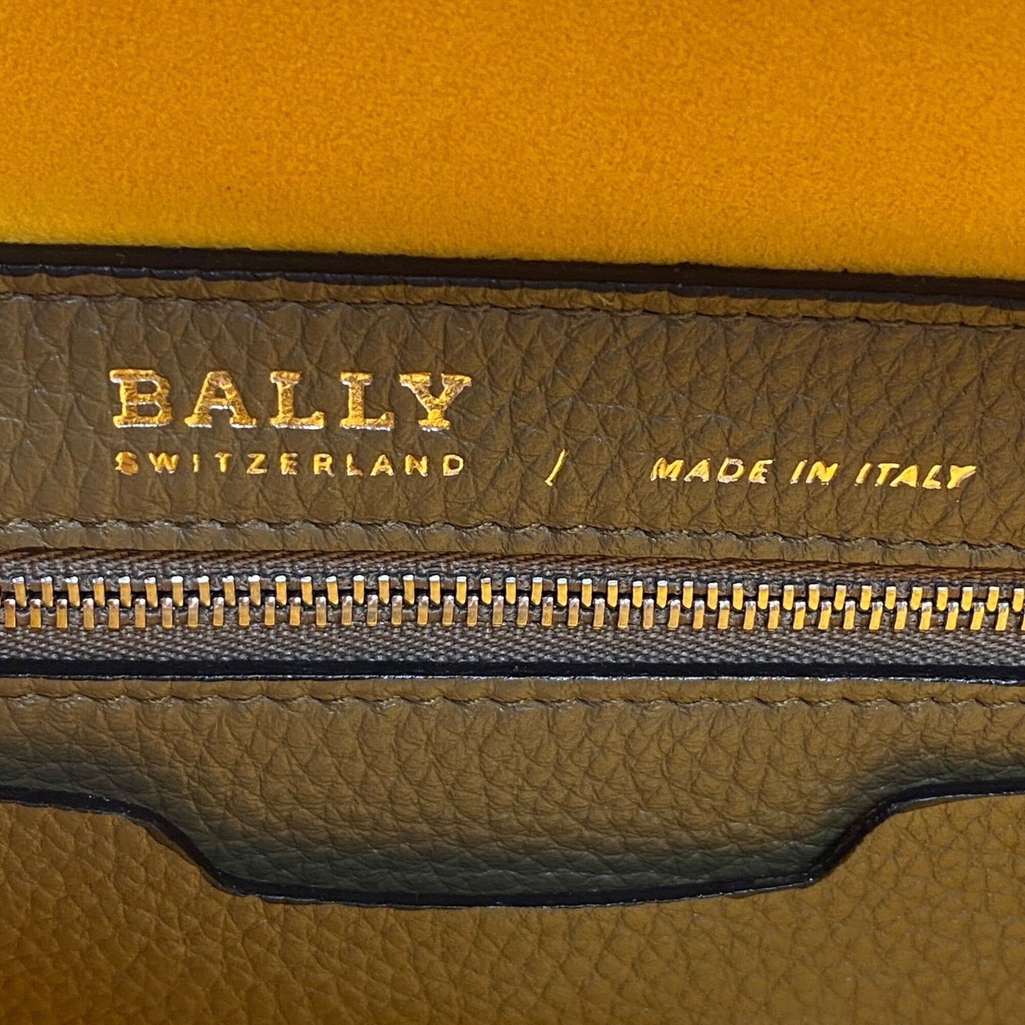 Bally Grayish Leather Handbag (Pre-Owned)