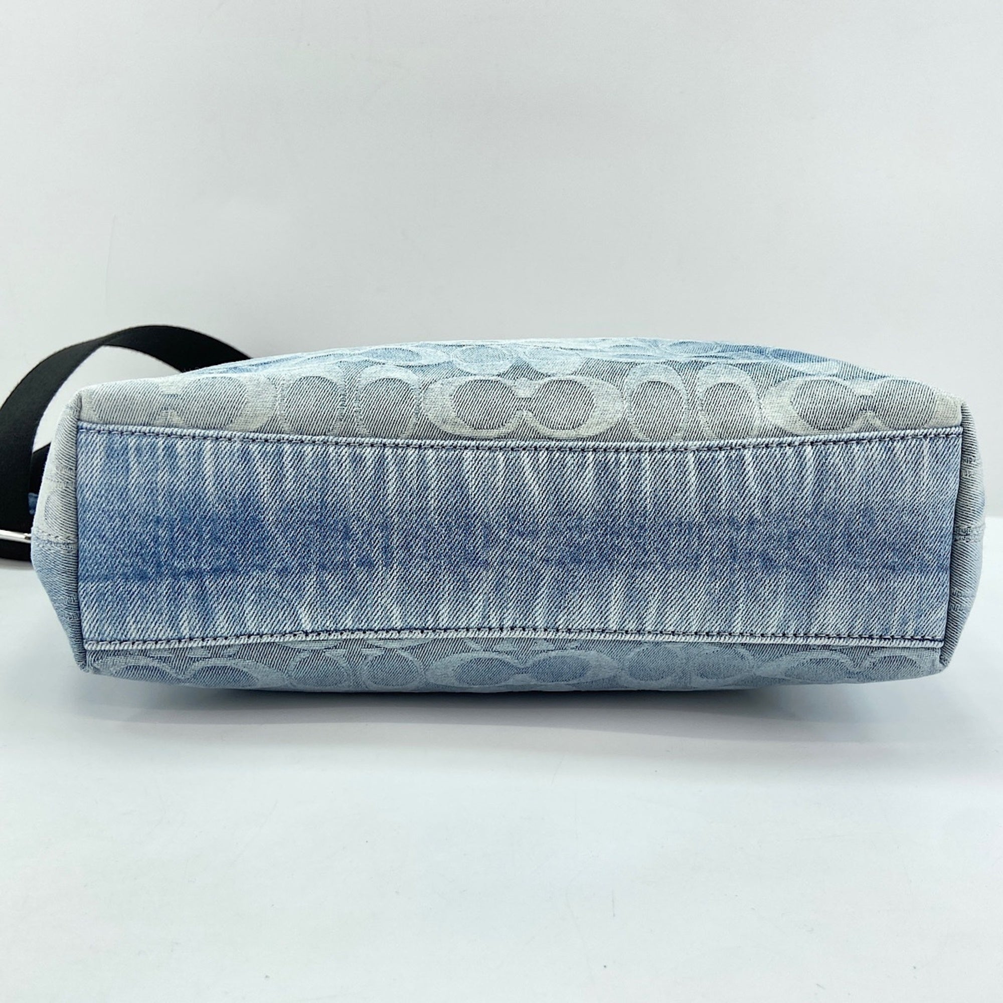 Coach Blue Shoulder Bag (Pre-Owned)