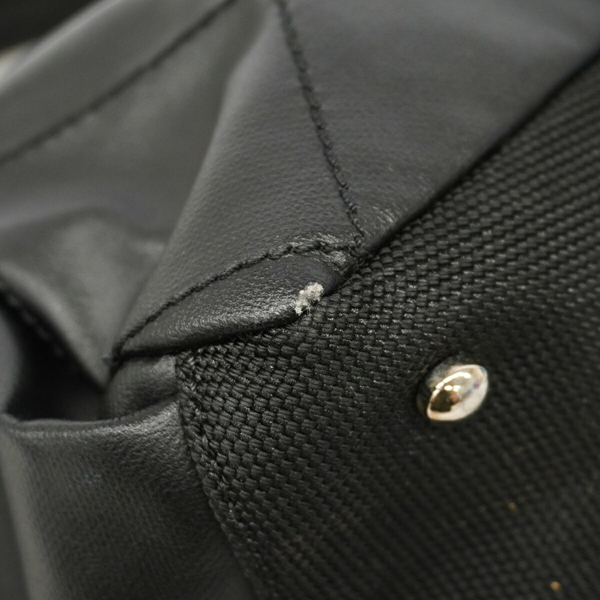 Chanel Black Leather Shoulder Bag (Pre-Owned)