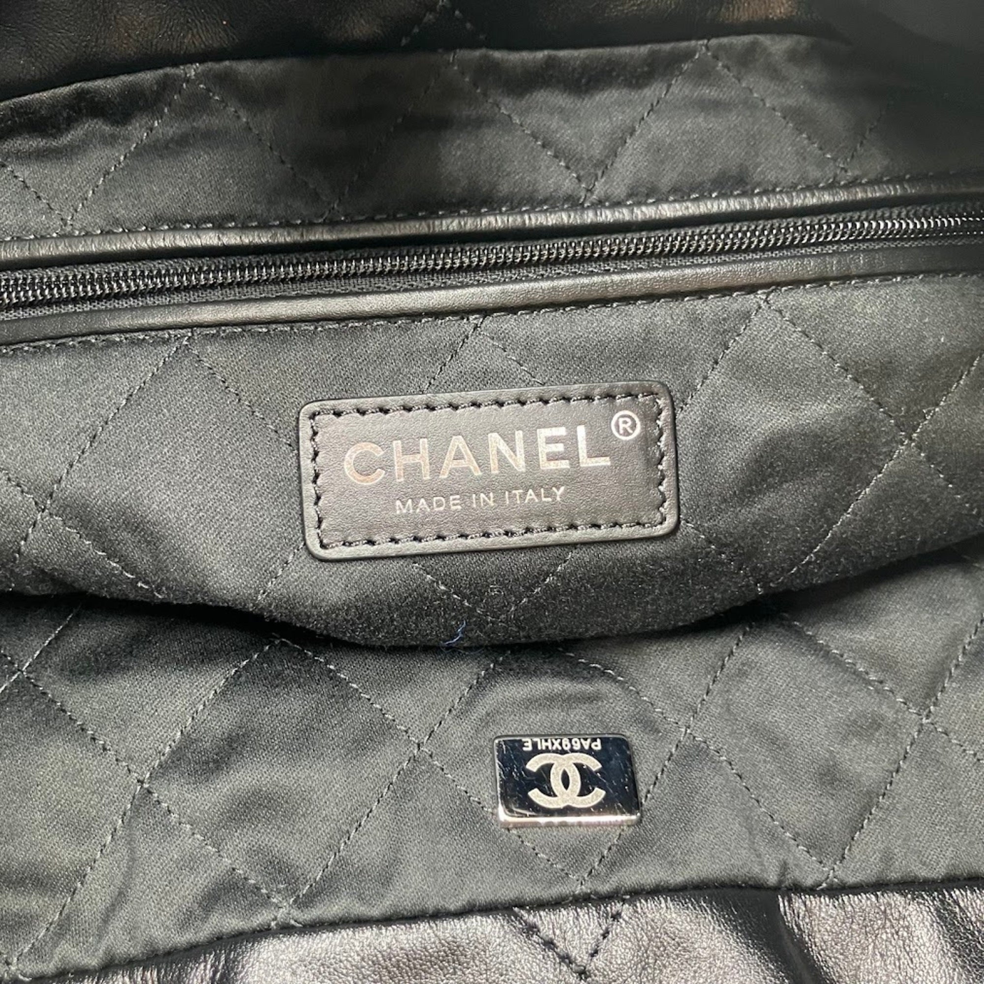 Chanel Black Leather Shoulder Bag (Pre-Owned)