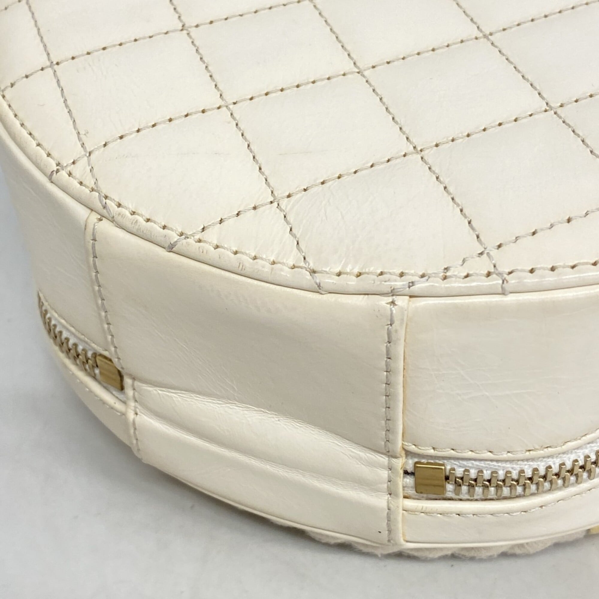 Chanel White Leather Handbag (Pre-Owned)