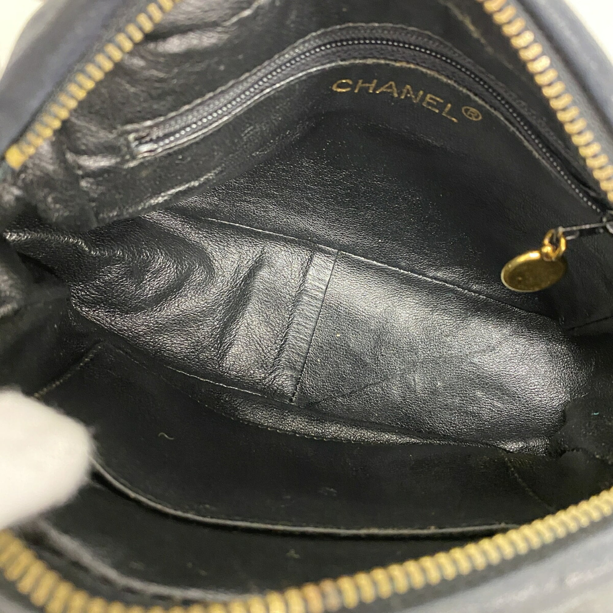 Chanel Black Leather Shoulder Bag (Pre-Owned)